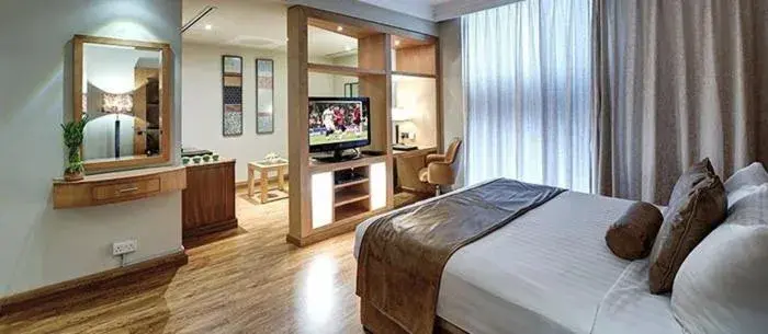 Bedroom, TV/Entertainment Center in The leela Hotel
