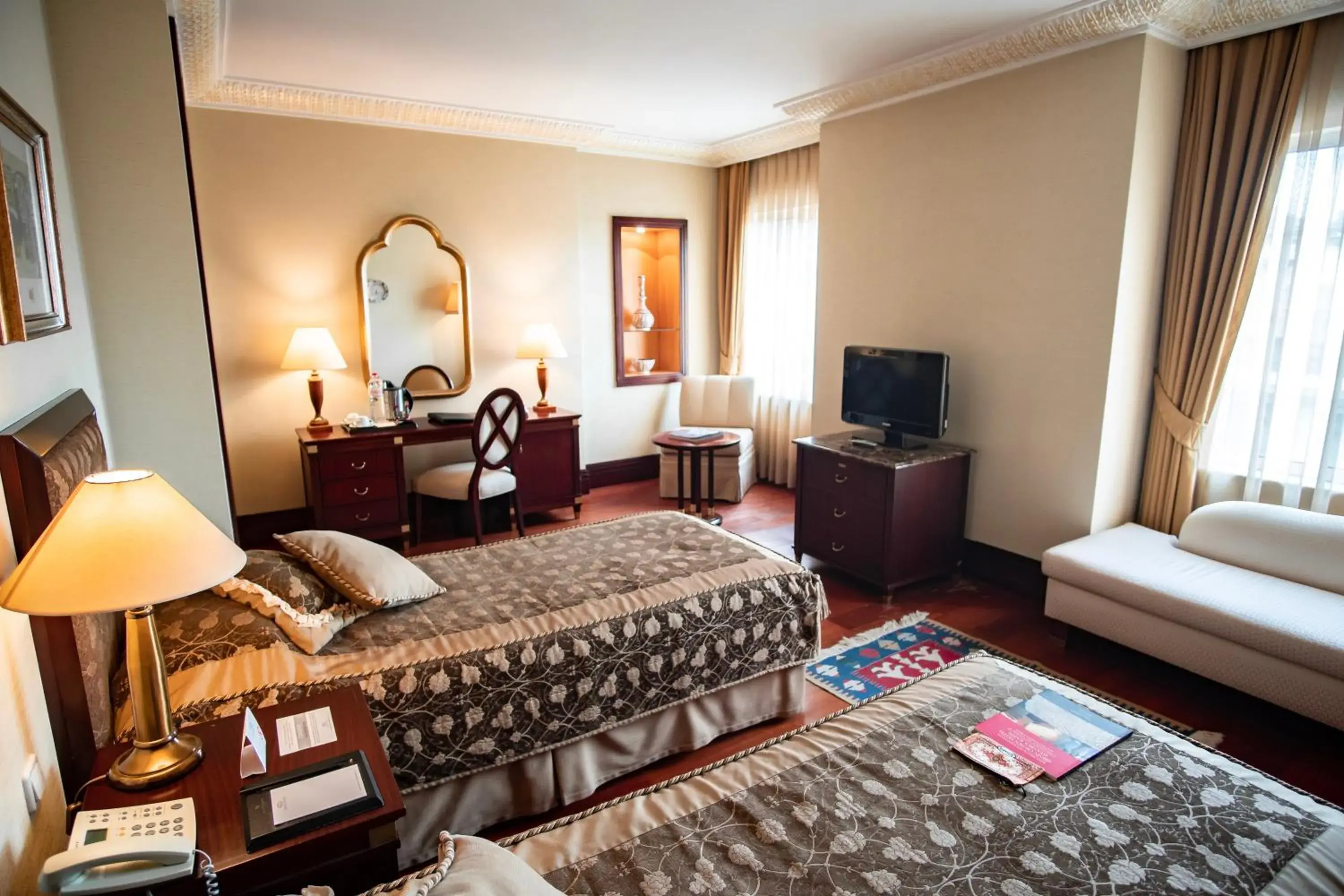 Bed, TV/Entertainment Center in Eresin Hotels Sultanahmet - Boutique Class