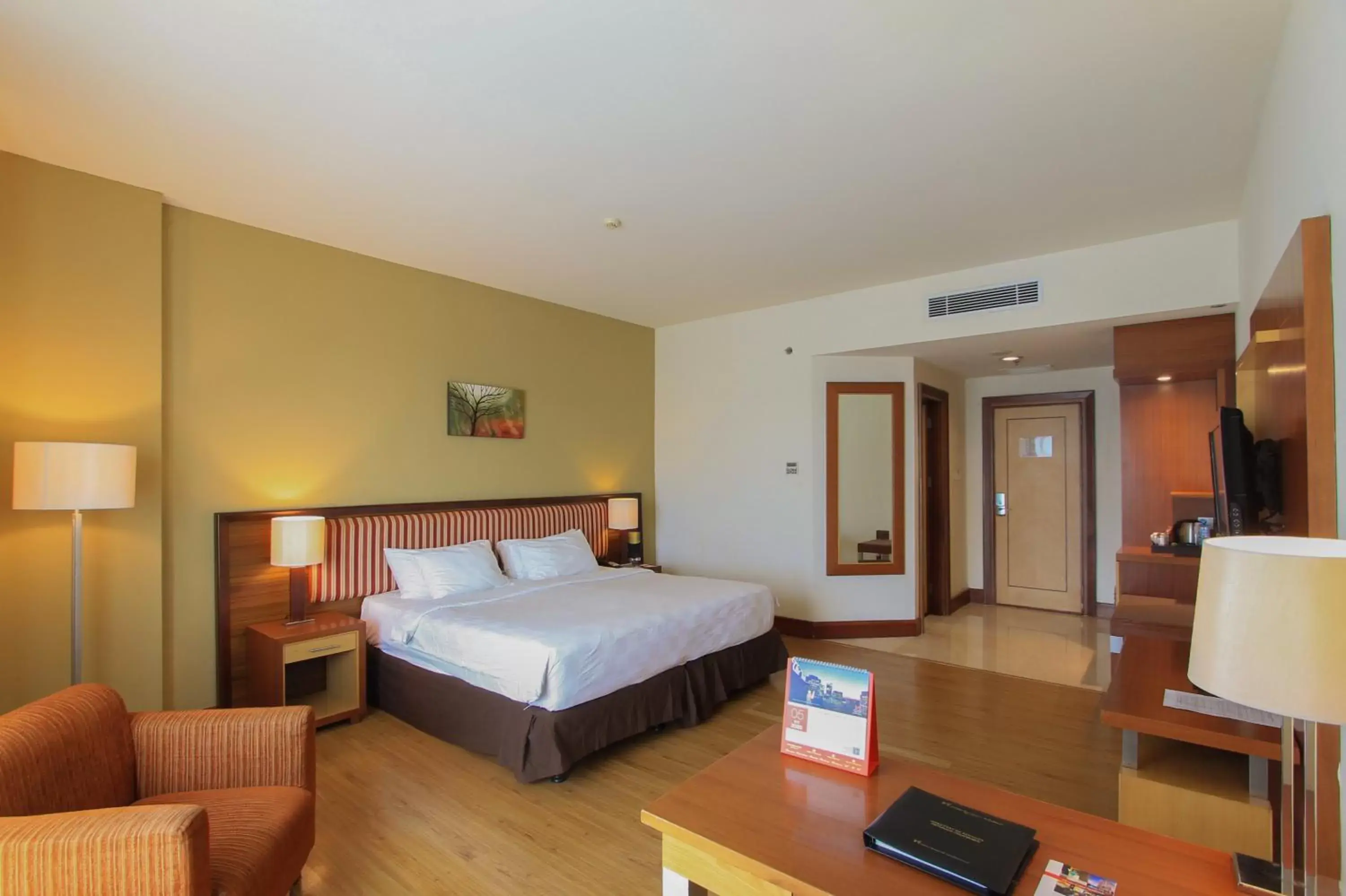 Photo of the whole room, Bed in Swiss-Belhotel Maleosan Manado Photo of the whole room, Bed in Swiss-Belhotel Maleosan Manado