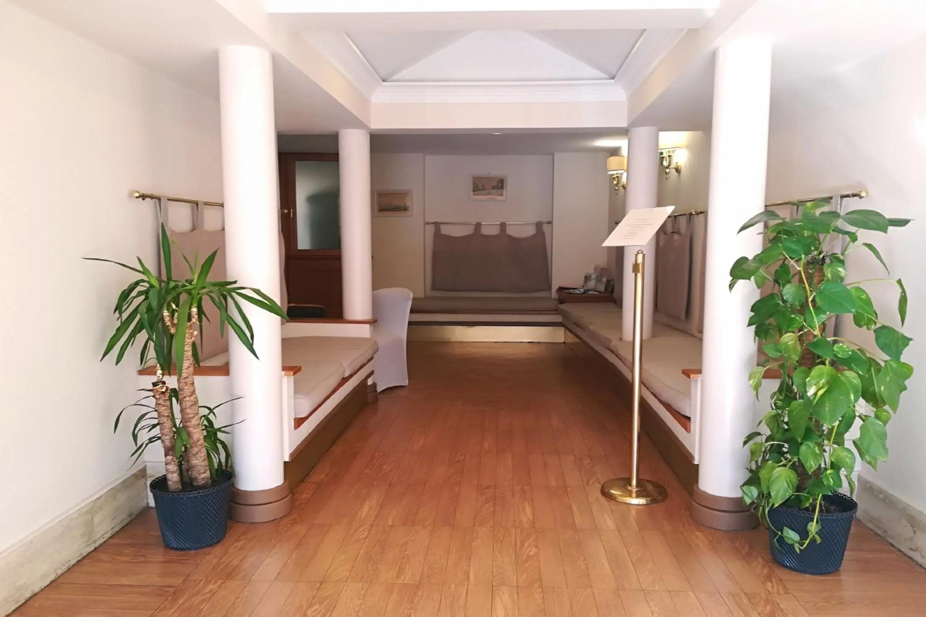 Facade/entrance, Bed in Hotel Leopardi