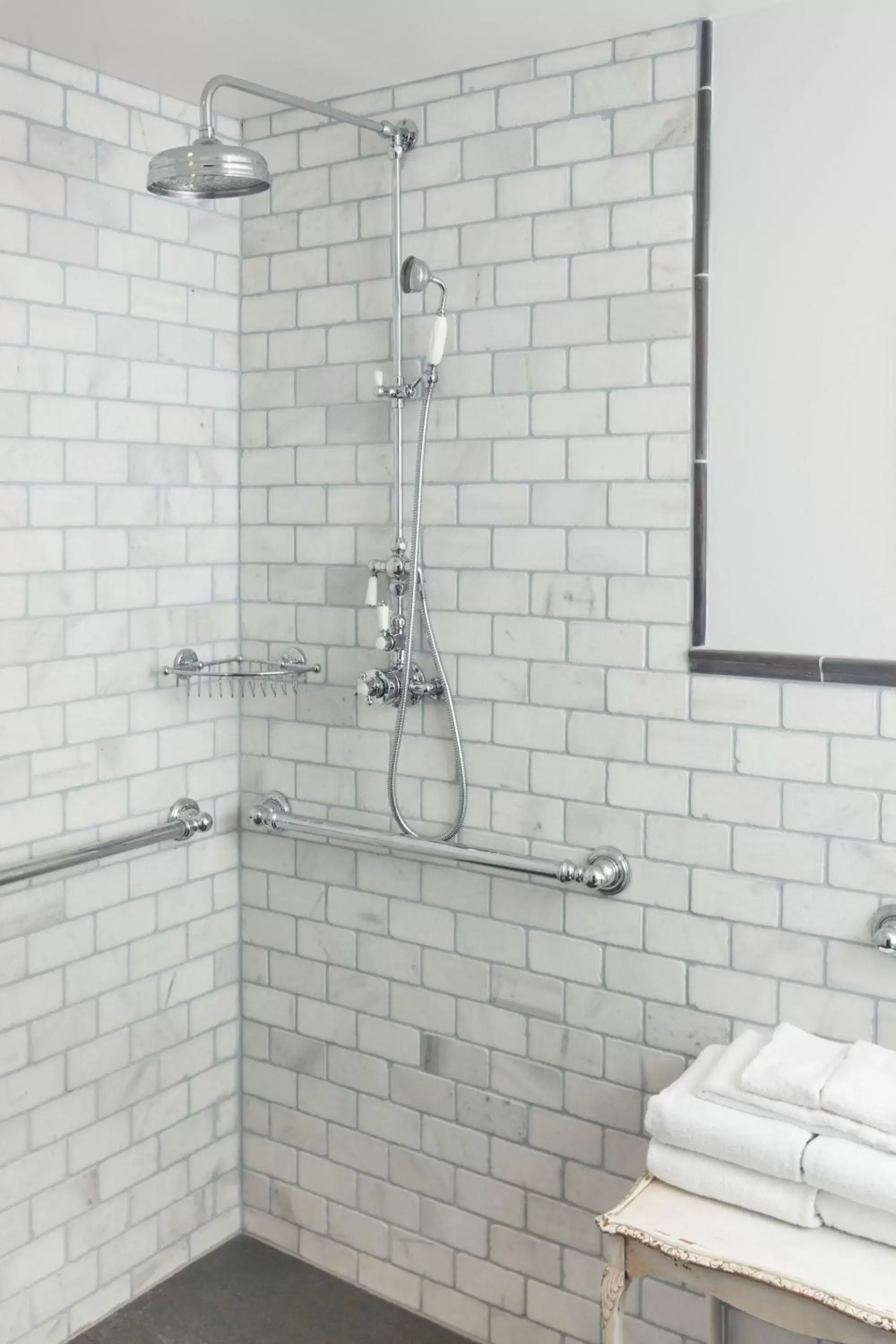 Shower, Bathroom in Argos Inn - Ithaca's Boutique Hotel