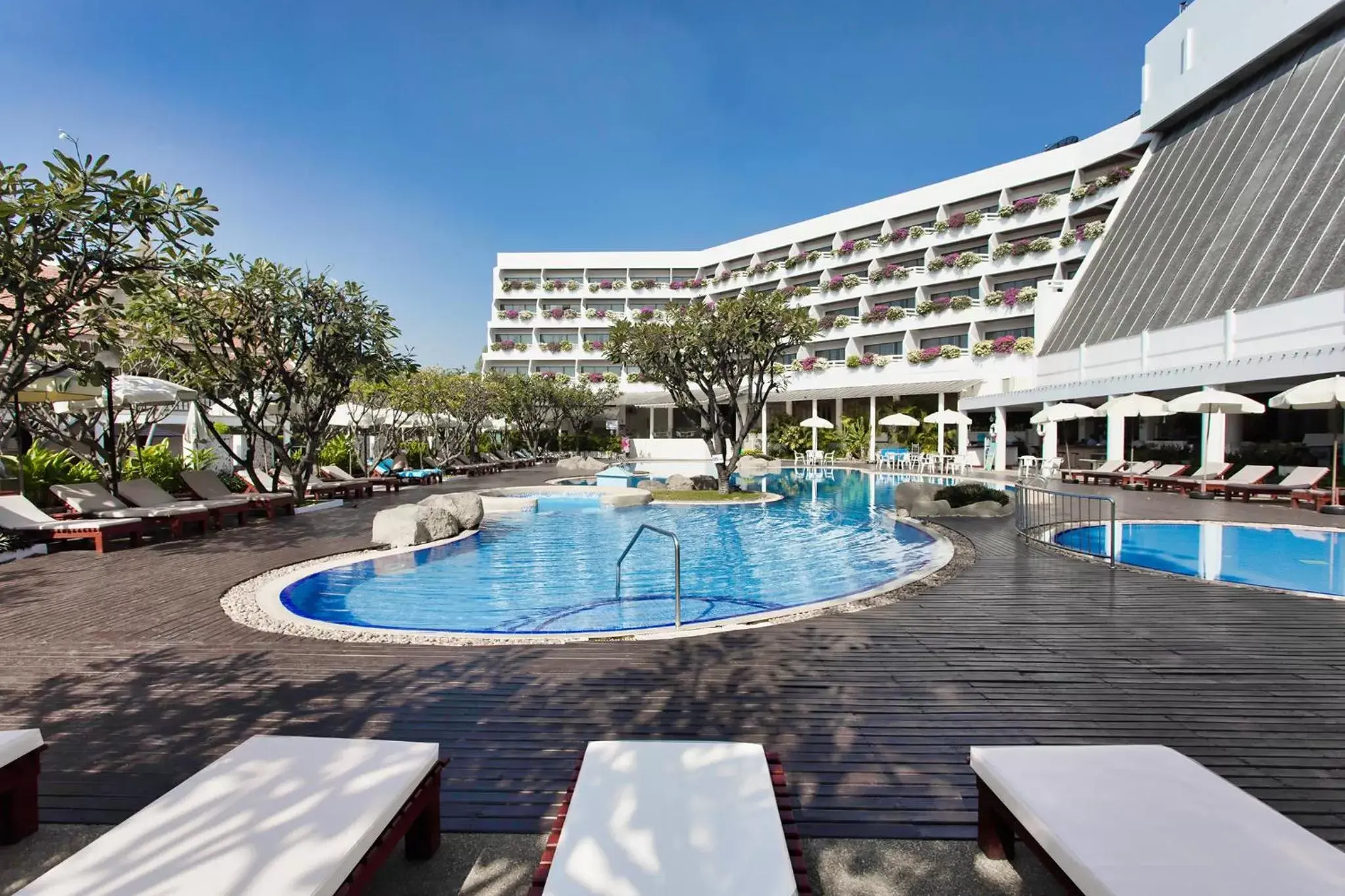 Swimming Pool in Methavalai Hotel