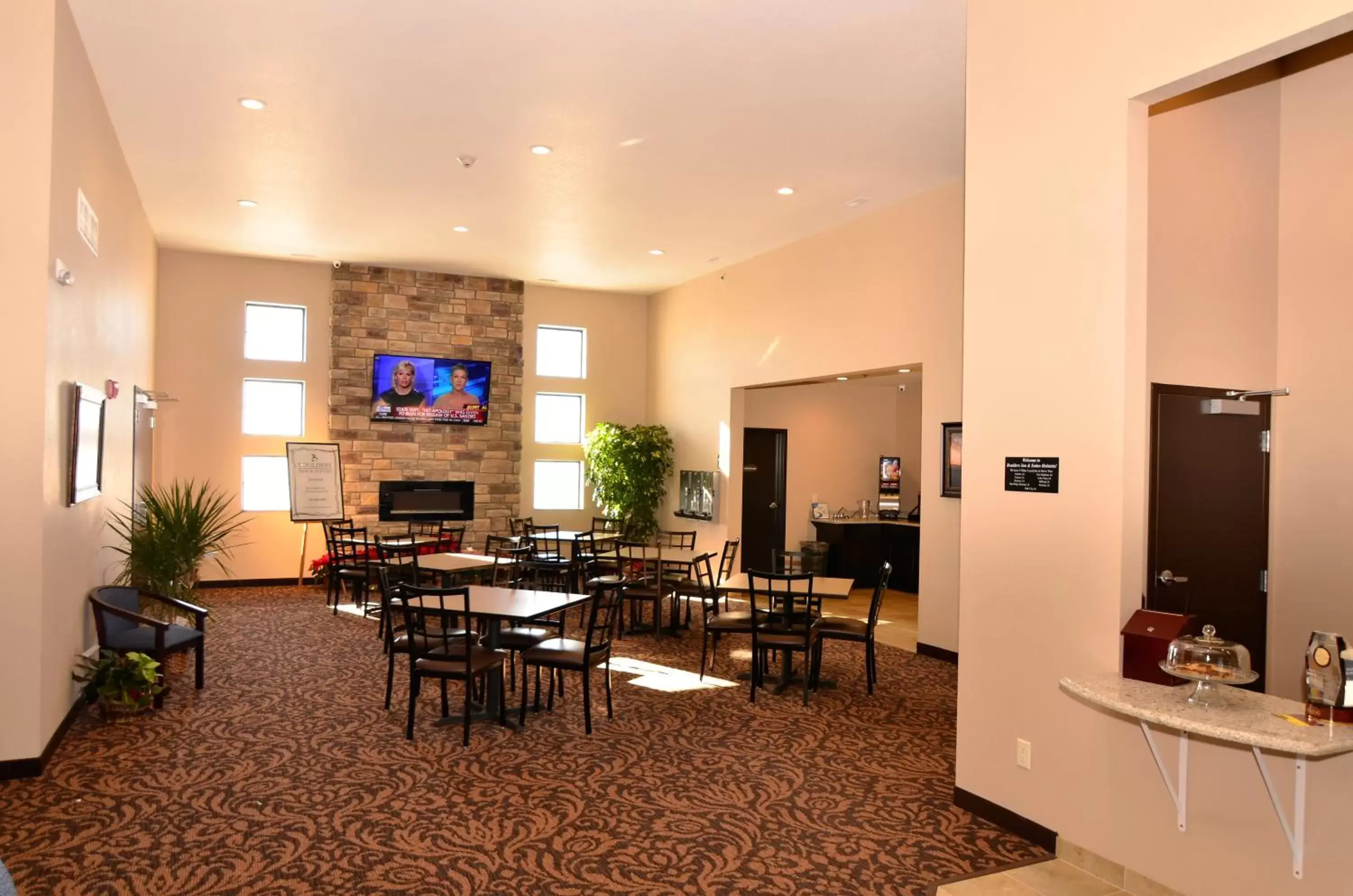 Lobby or reception, Restaurant/Places to Eat in Cobblestone Inn & Suites - Holstein