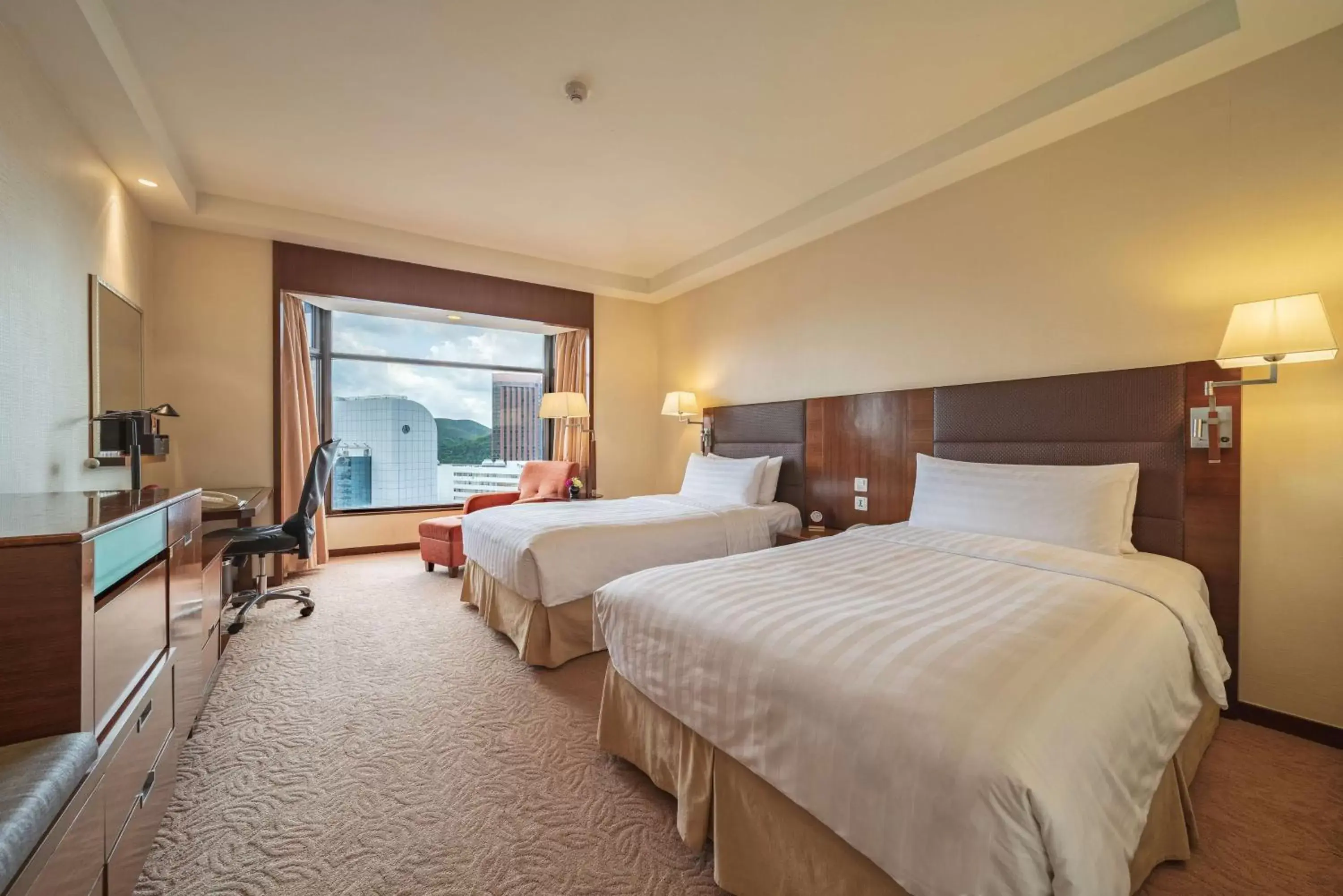 Photo of the whole room, Bed in Shangri-La Shenzhen - Nearby Luohu Border, Outdoor Swimming Pool Photo of the whole room, Bed in Shangri-La Shenzhen - Nearby Luohu Border, Outdoor Swimming Pool