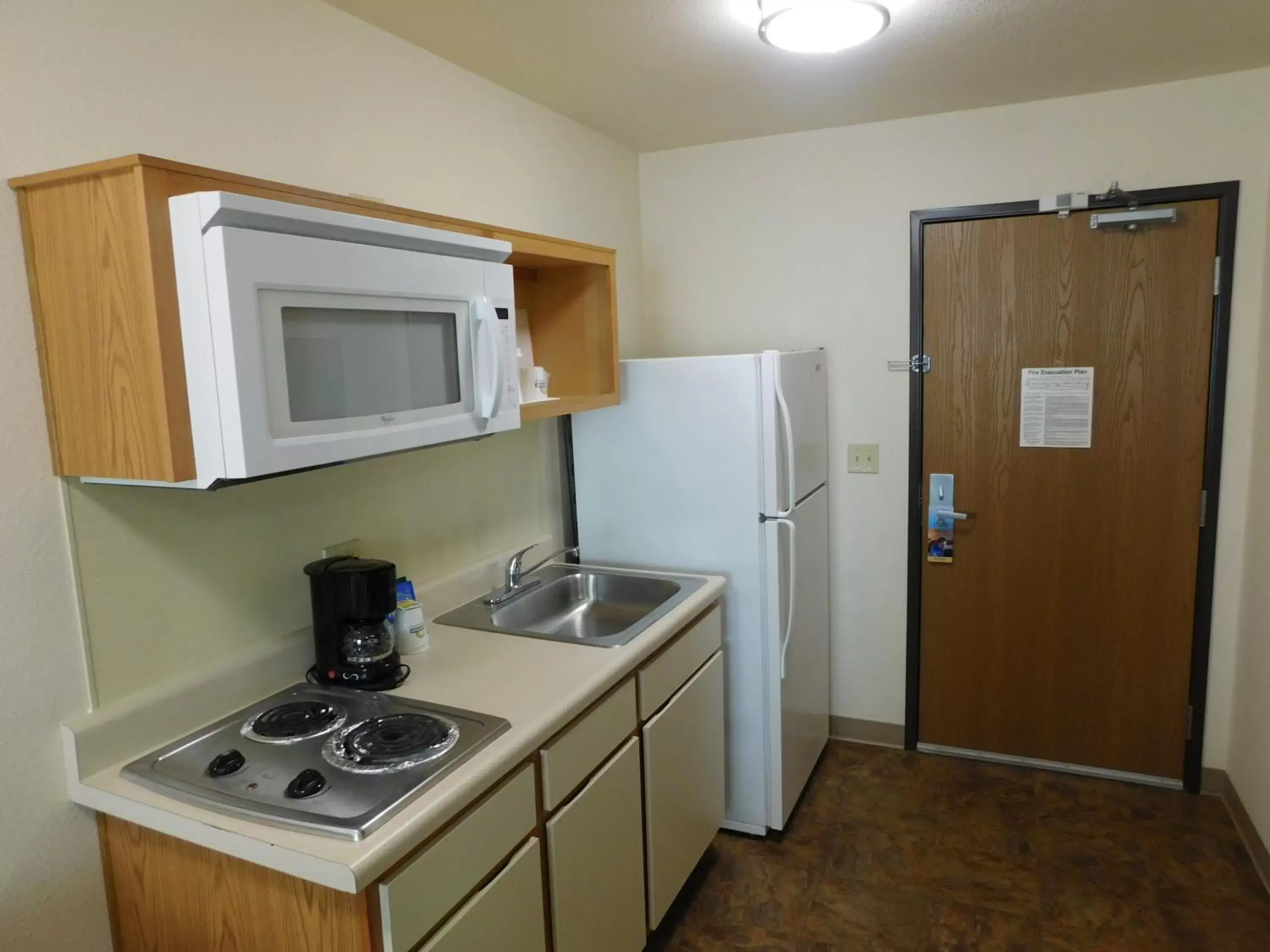 Kitchen or kitchenette, Kitchen/Kitchenette in Days Inn & Suites by Wyndham Rochester South