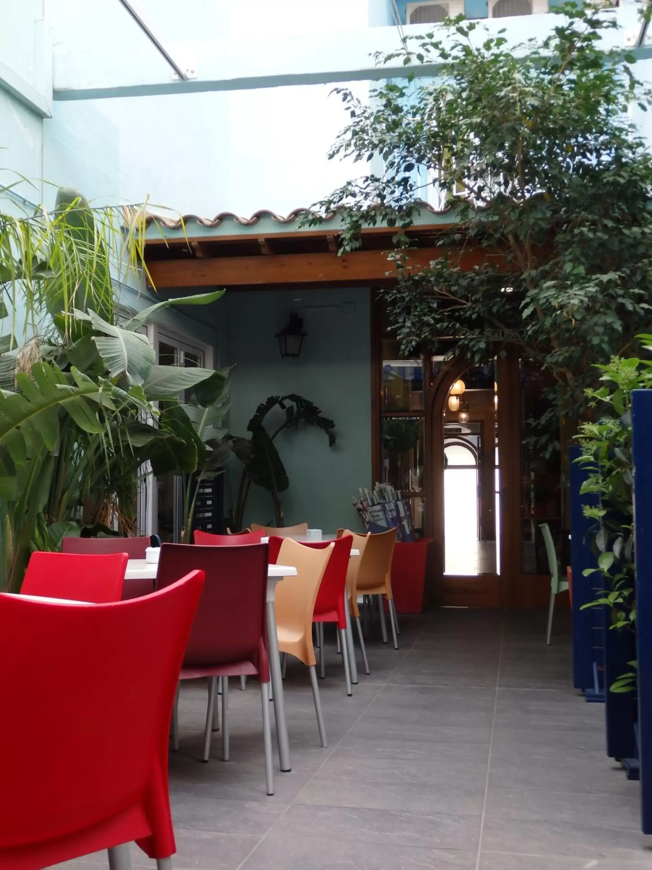 Patio, Restaurant/Places to Eat in Parrots Sitges Hotel