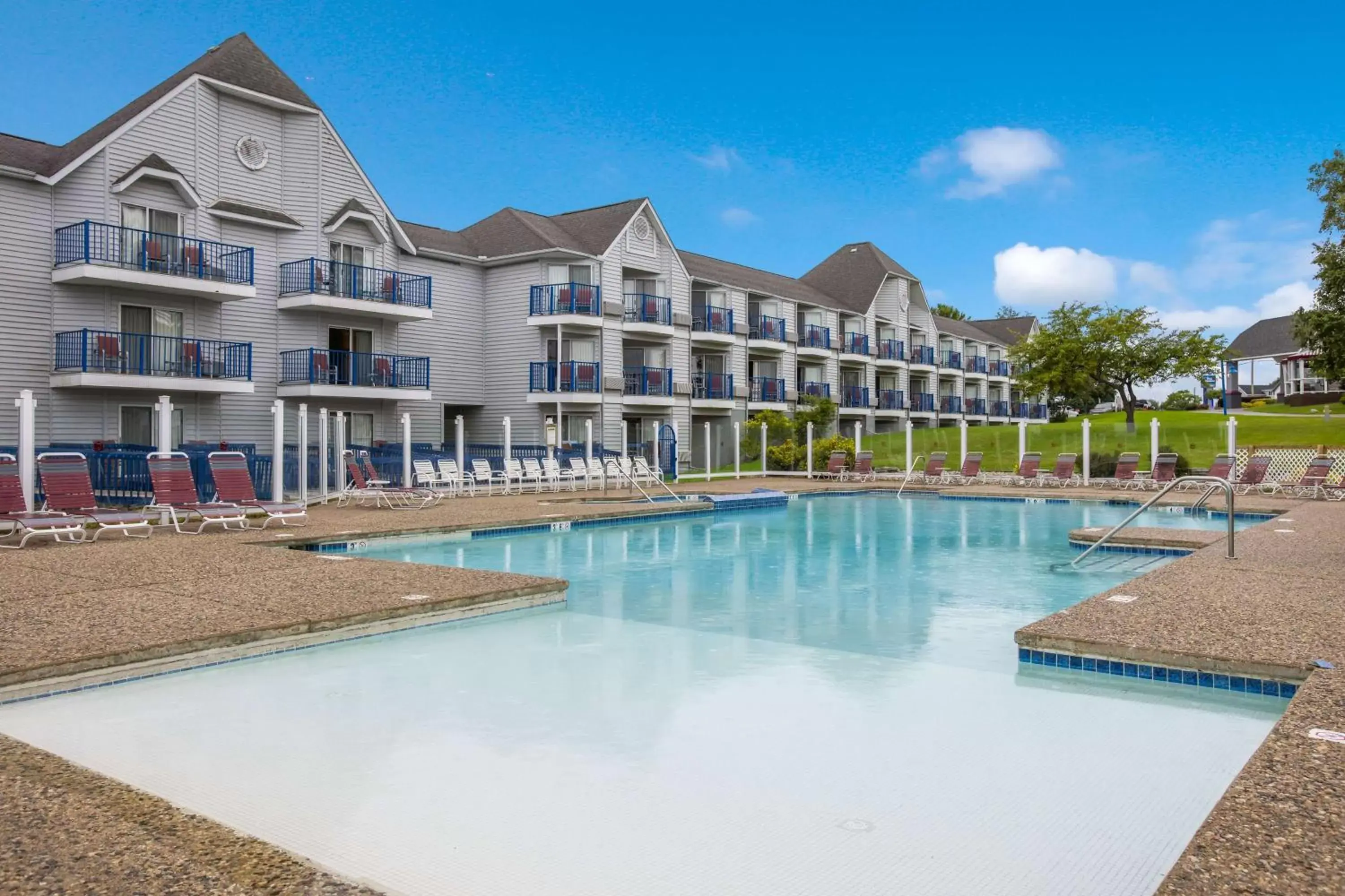 Pool view, Property Building in Best Western Harbour Pointe Lakefront