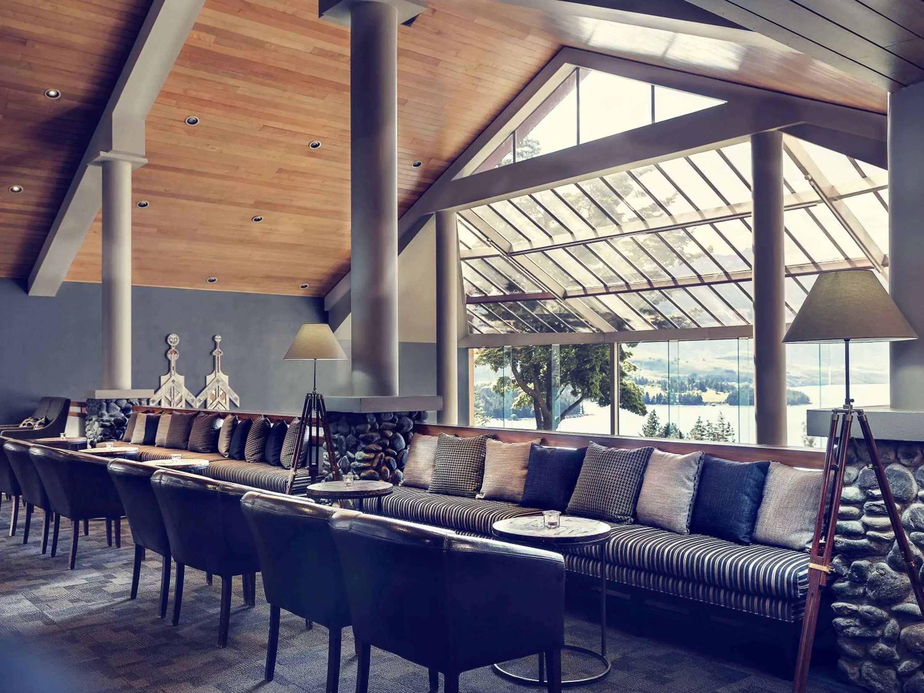 Lounge or bar in Mercure Queenstown Resort