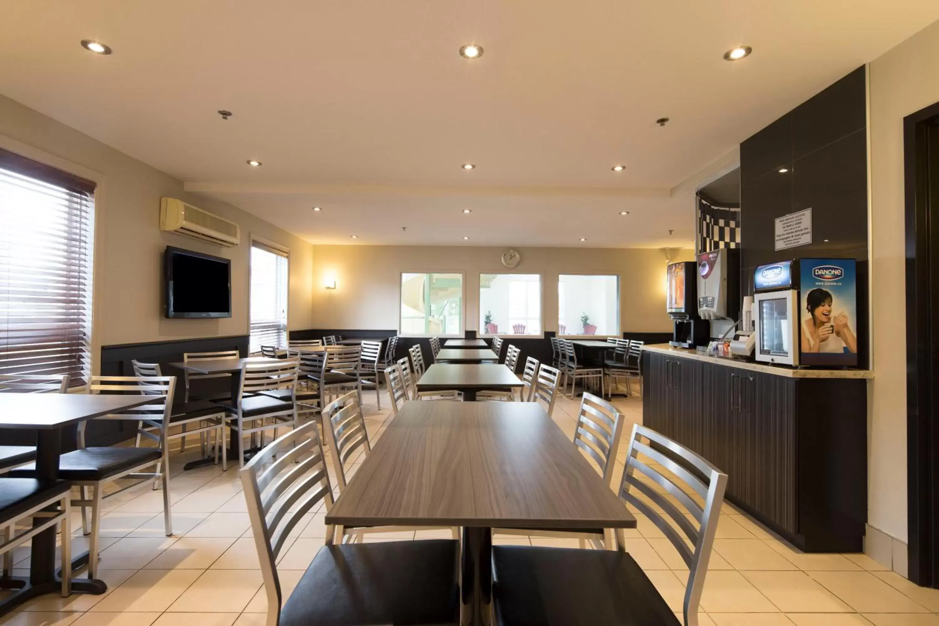 Restaurant/places to eat in Super 8 by Wyndham Quebec City Restaurant/places to eat in Super 8 by Wyndham Quebec City