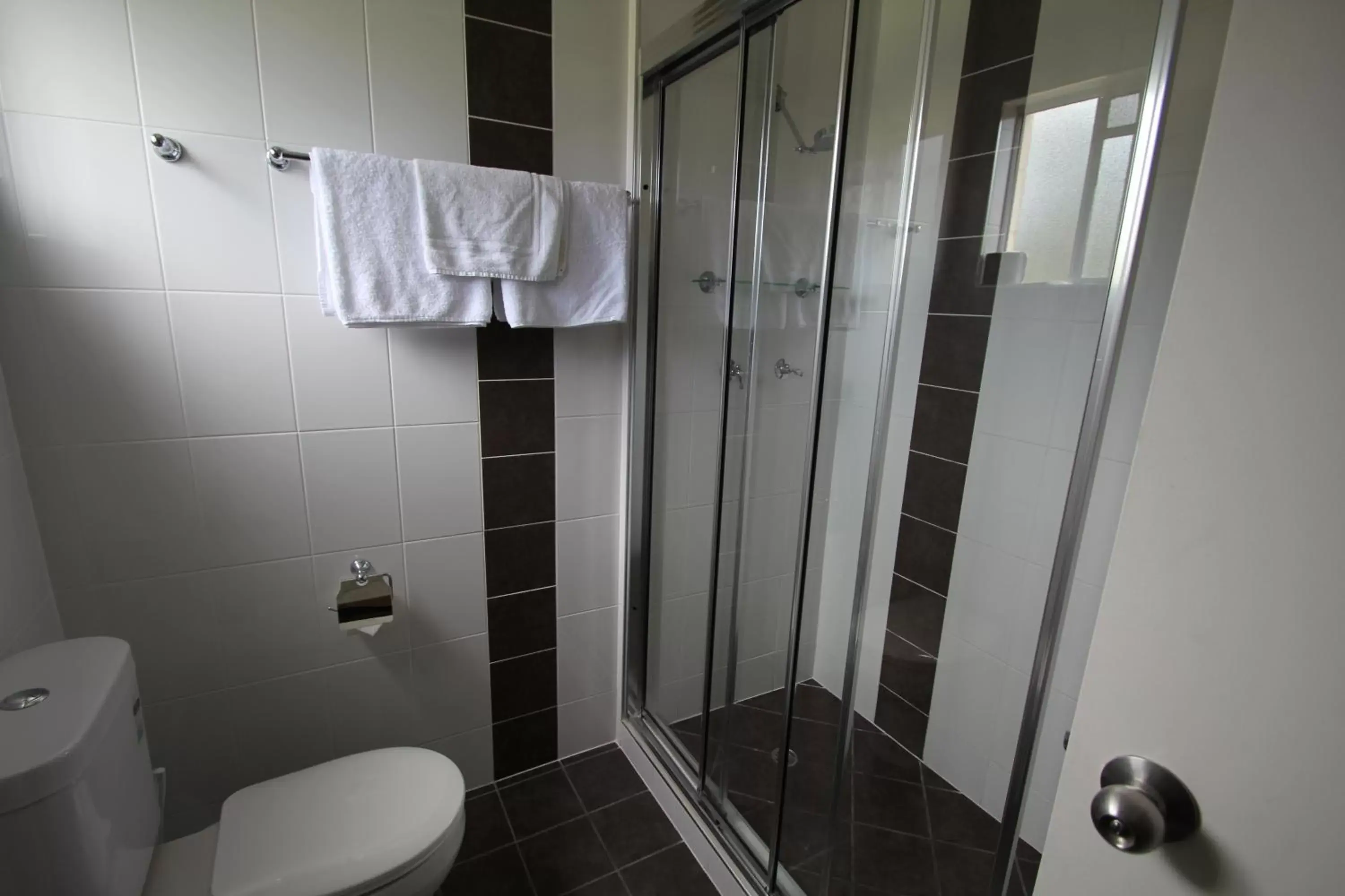 Bathroom in Colonial Rose Motel