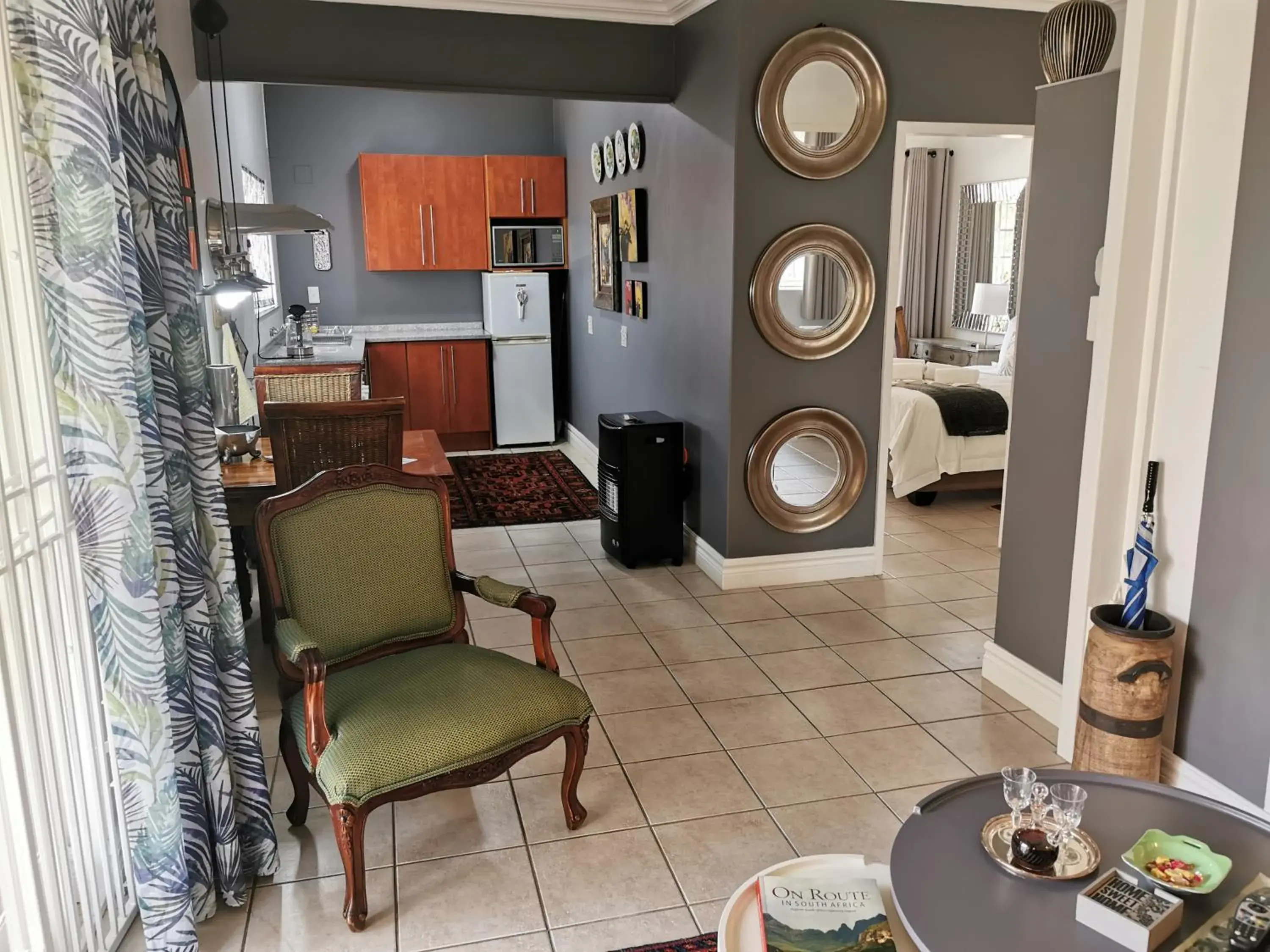 Kitchen or kitchenette, Seating Area in At 98 on Lynburn Guest House