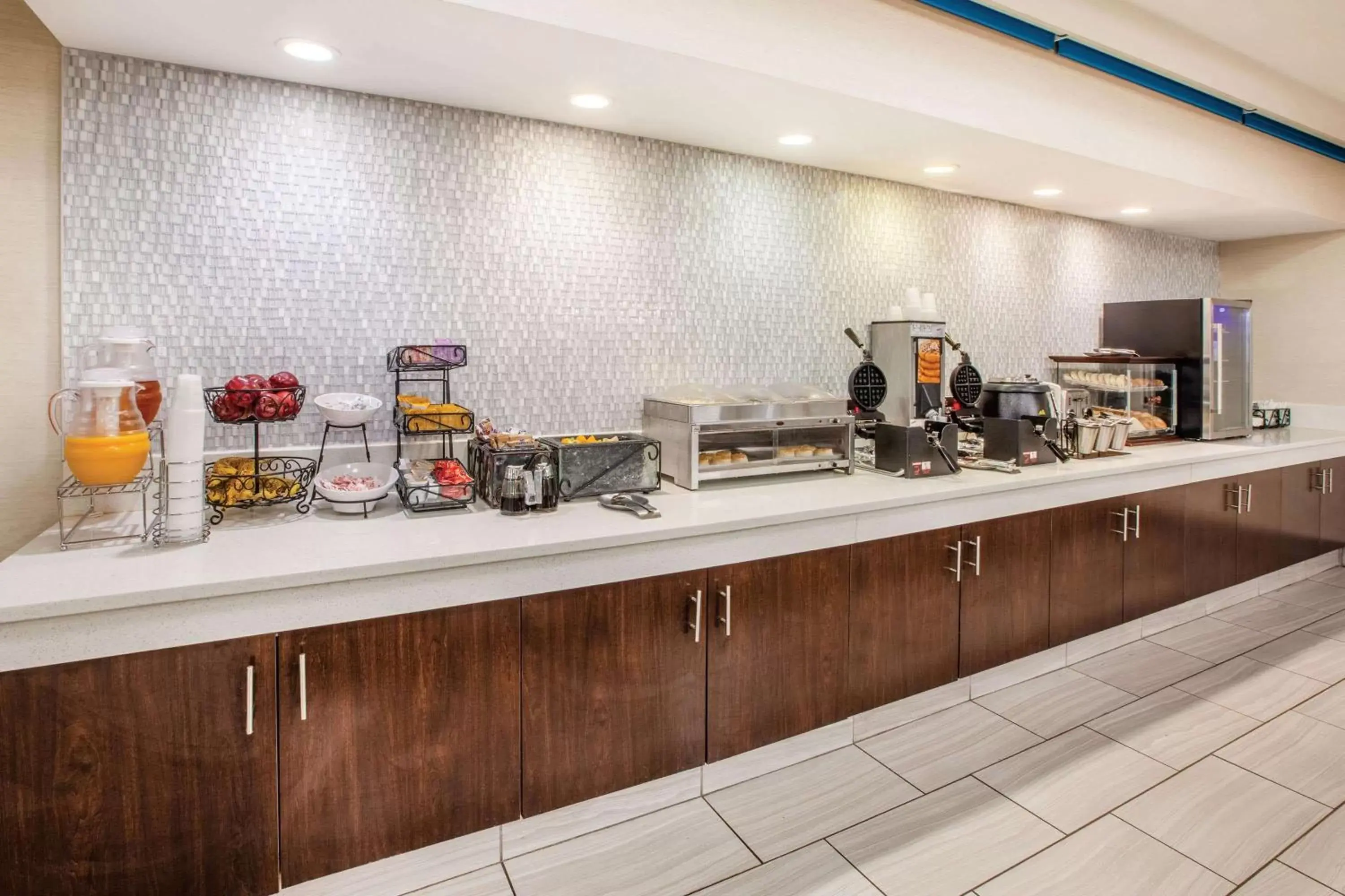 Restaurant/places to eat, Kitchen/Kitchenette in La Quinta by Wyndham Cincinnati Airport Florence