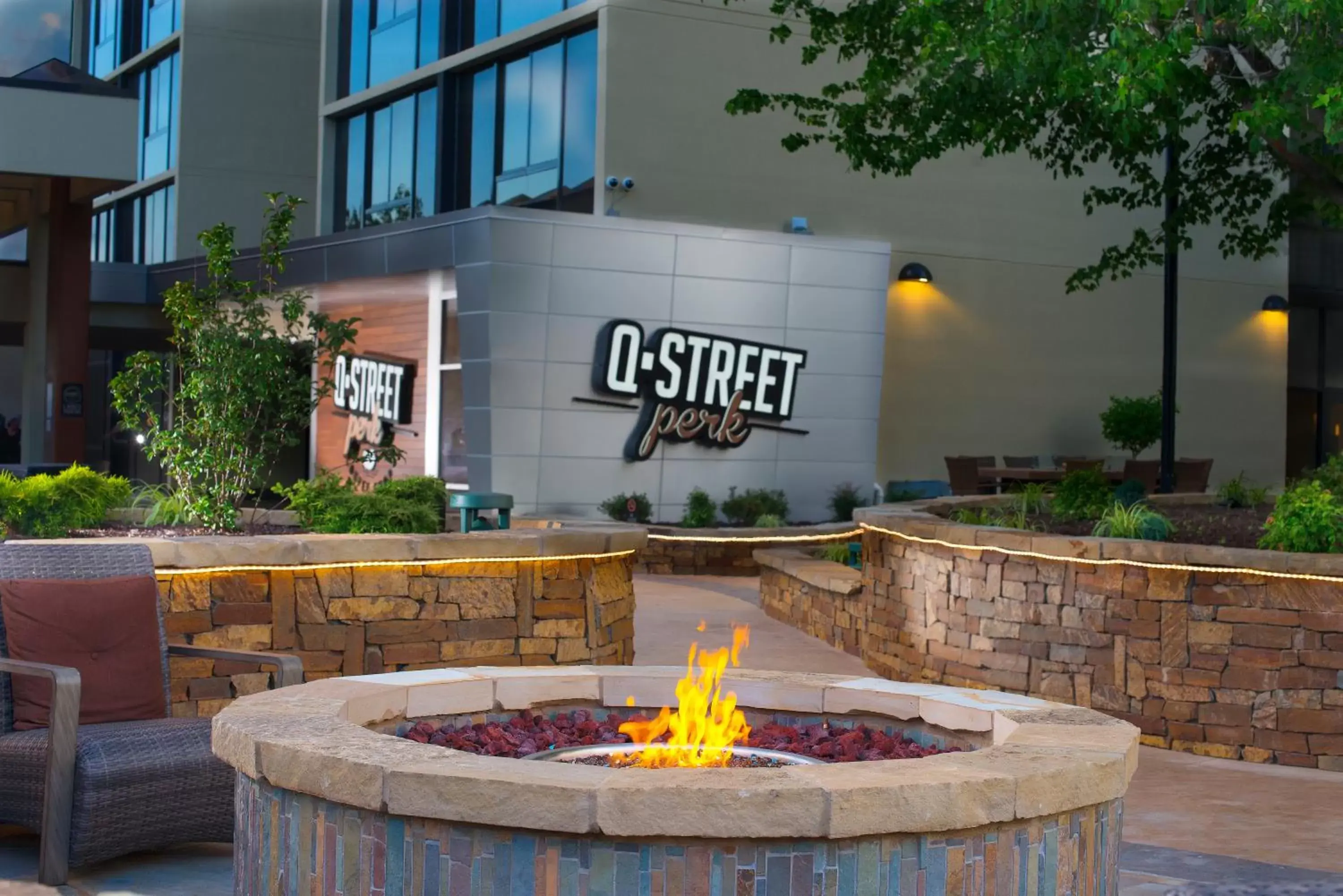 Patio, Property Building in University Plaza Hotel