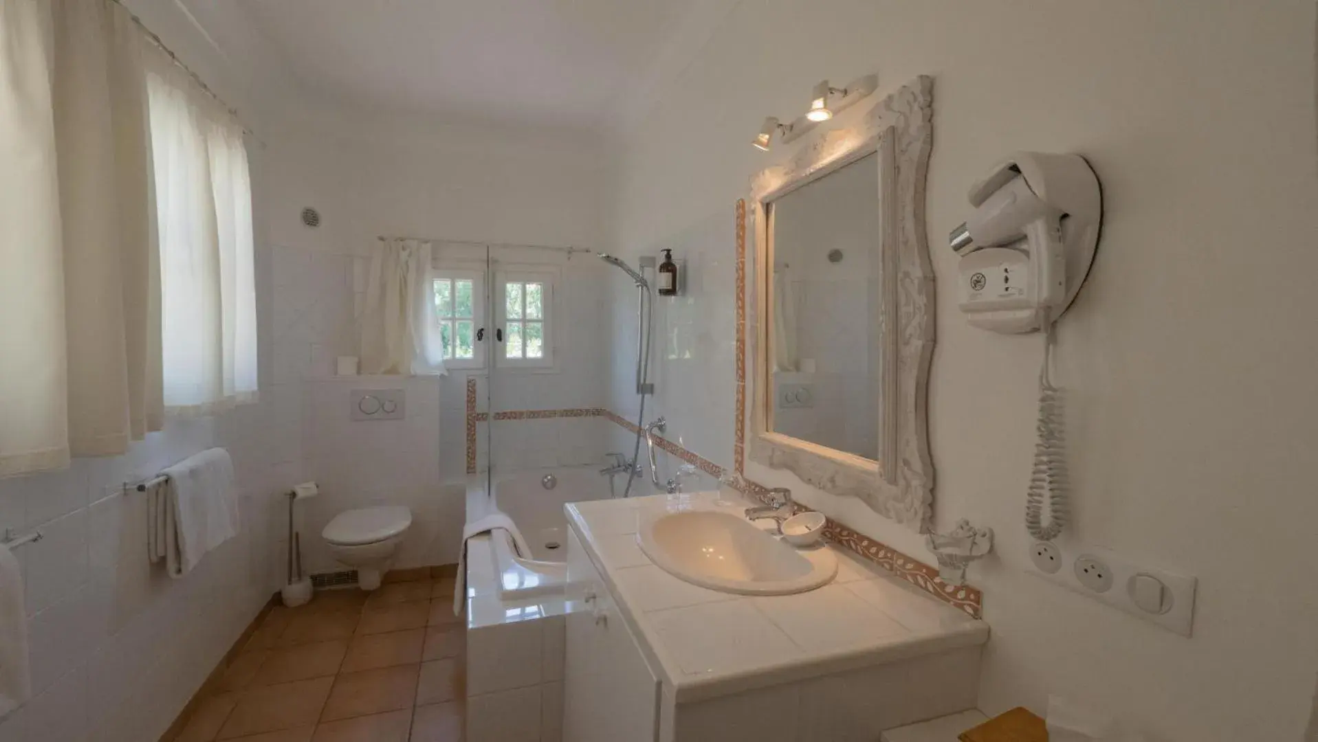 Bathroom in Hotel-Restaurant Le Moulin De La Camandoule