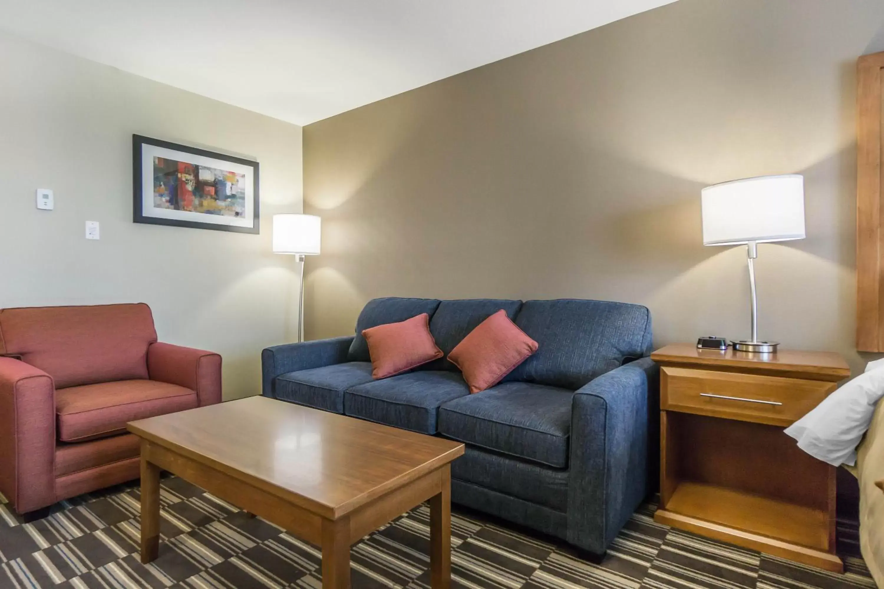 Bed, Seating Area in Comfort Inn & Suites Edmonton International Airport