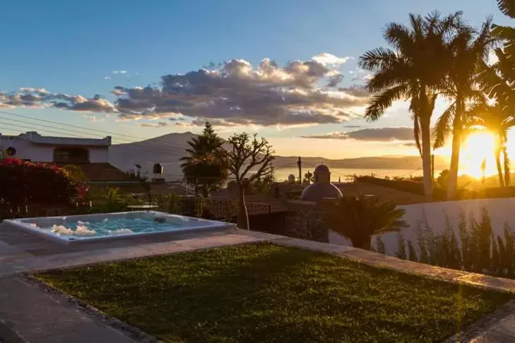 Swimming Pool in Hotel Lindo Ajijic Bed & Breakfast