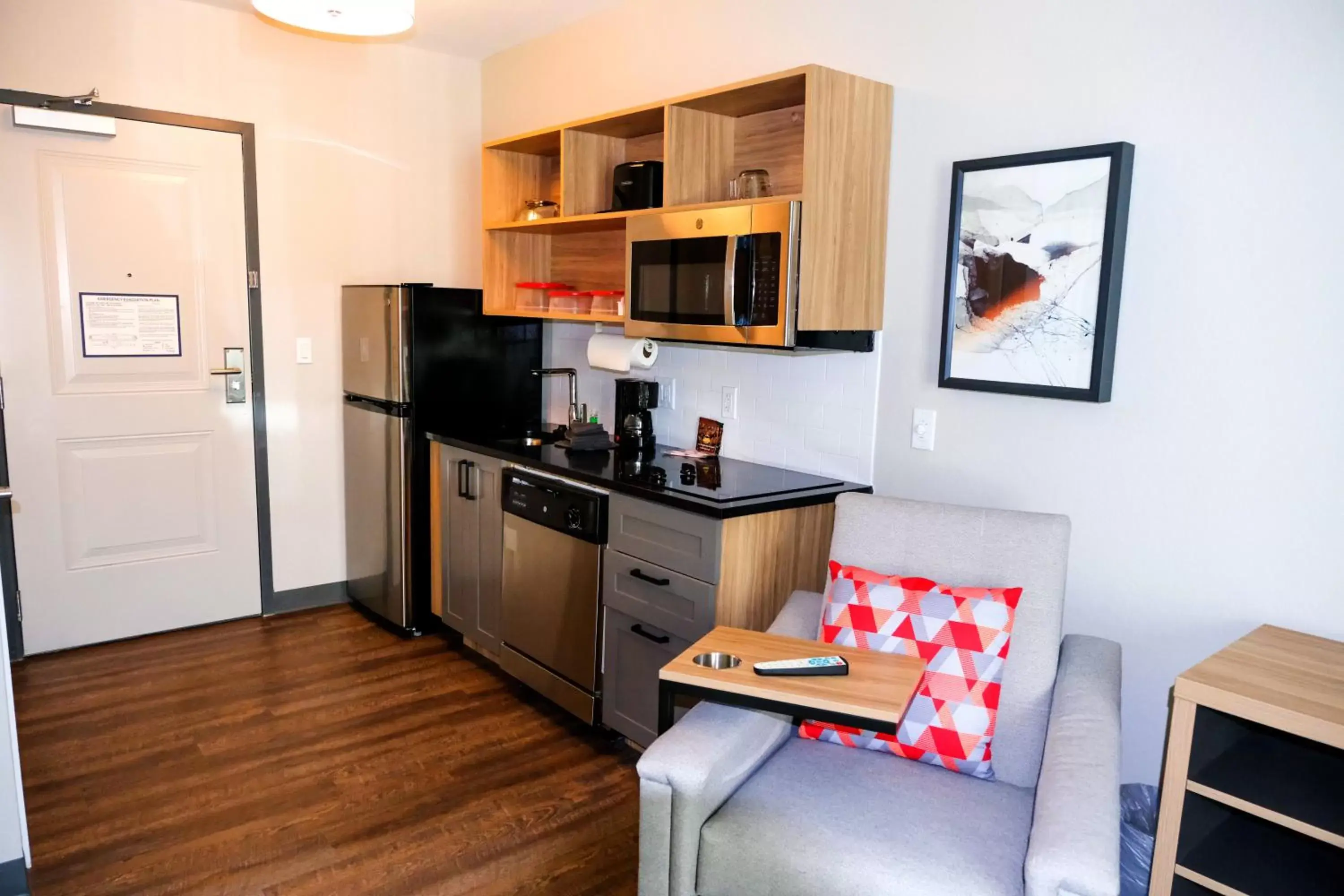 Photo of the whole room, Kitchen/Kitchenette in Candlewood Suites - Ocala I-75, an IHG Hotel