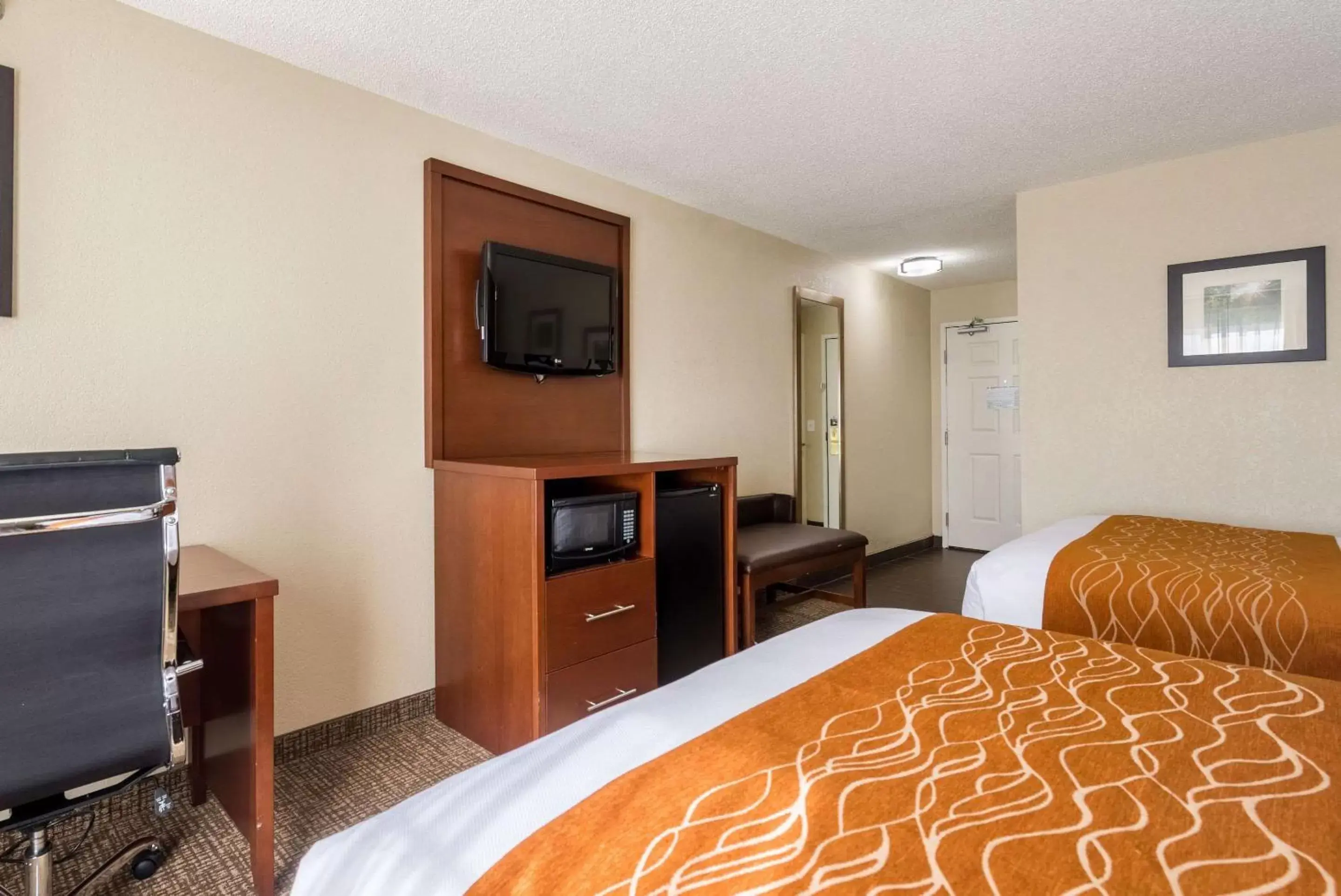 Photo of the whole room, TV/Entertainment Center in Comfort Inn & Suites Dayton North