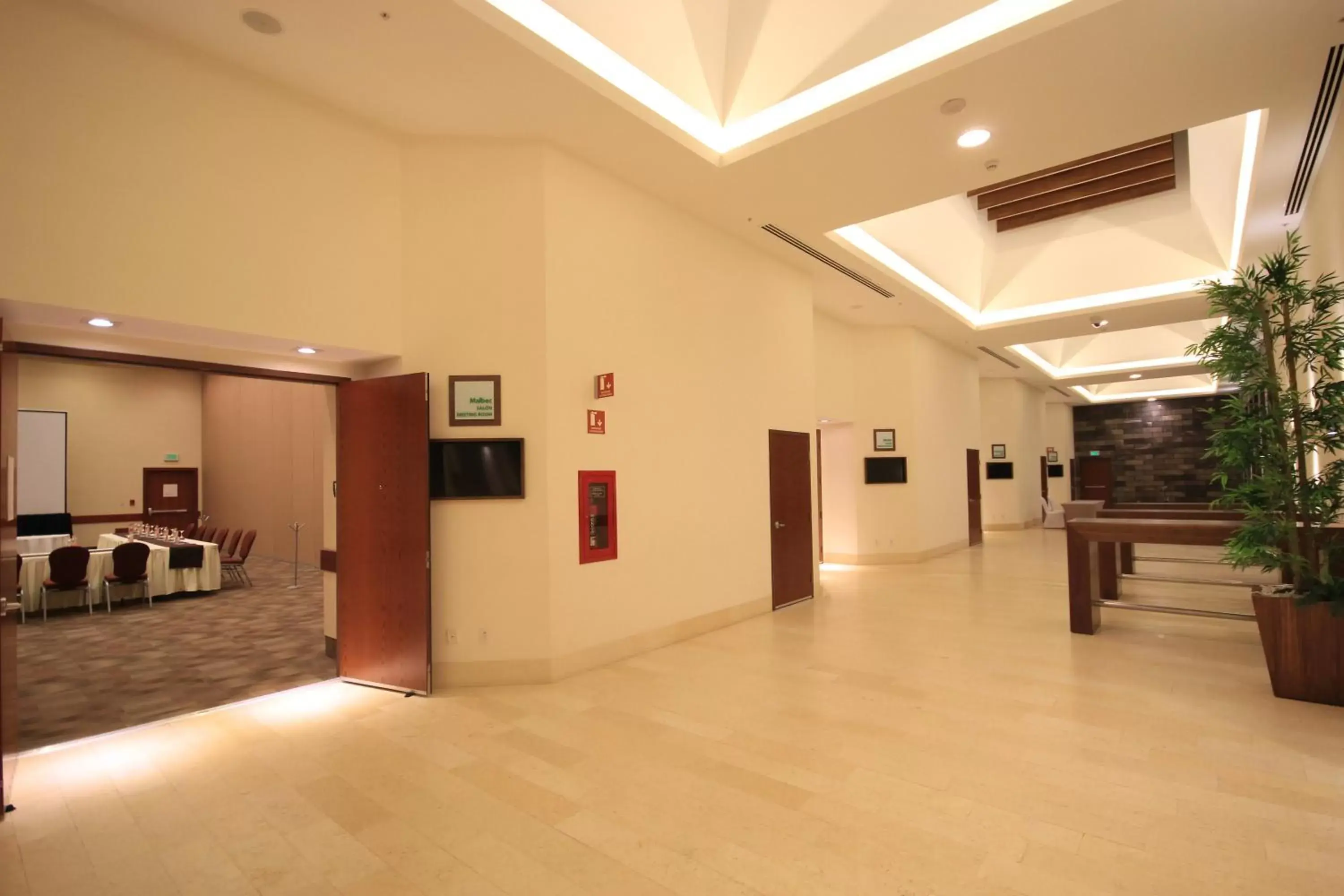 Lobby or reception, Lobby/Reception in Holiday Inn & Suites Plaza Mayor, an IHG Hotel