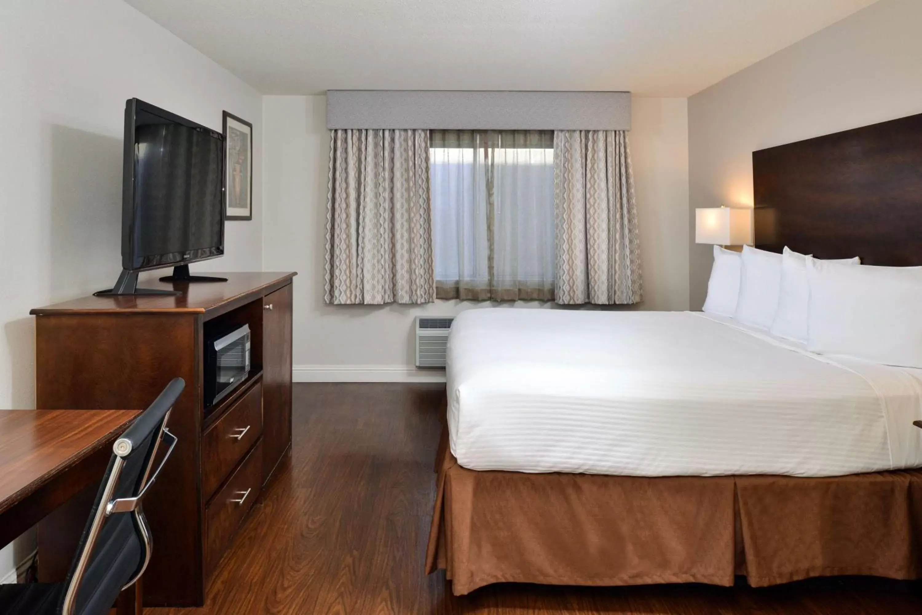 Photo of the whole room, Bed in Best Western Kettleman City Inn & Suites