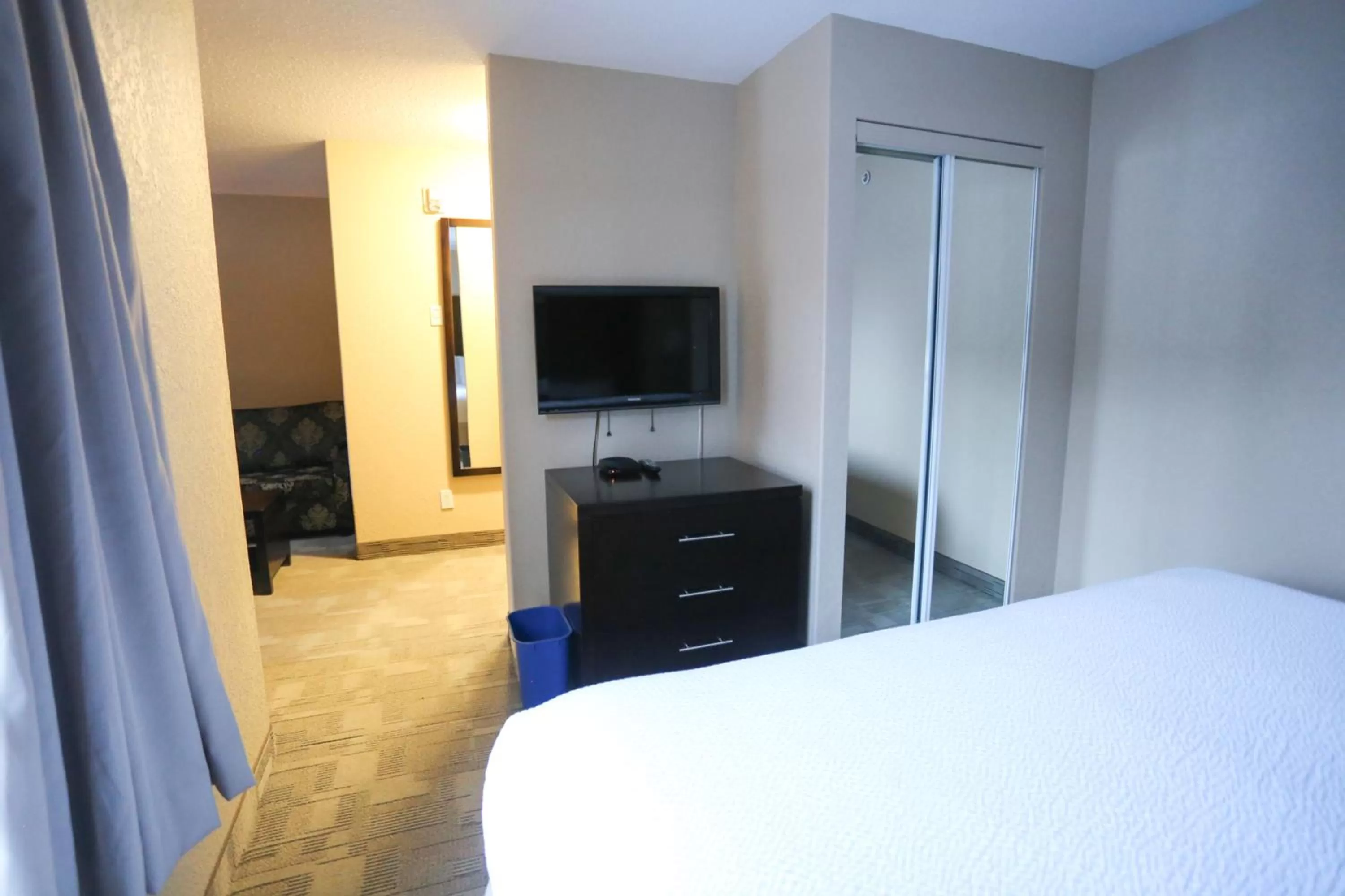 Bedroom, Bed in Days Inn by Wyndham Calgary Airport
