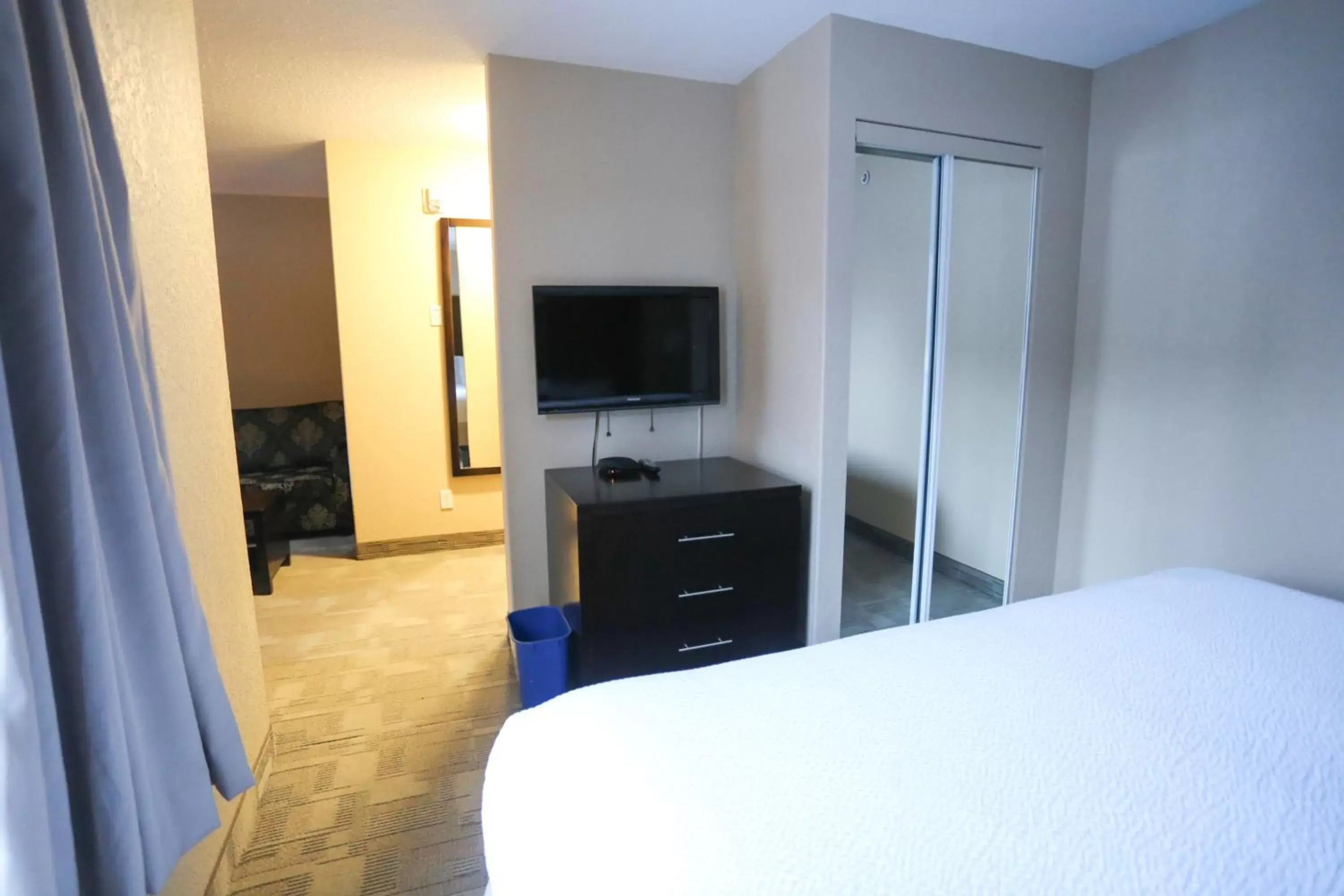 Bedroom, TV/Entertainment Center in Days Inn by Wyndham Calgary Airport