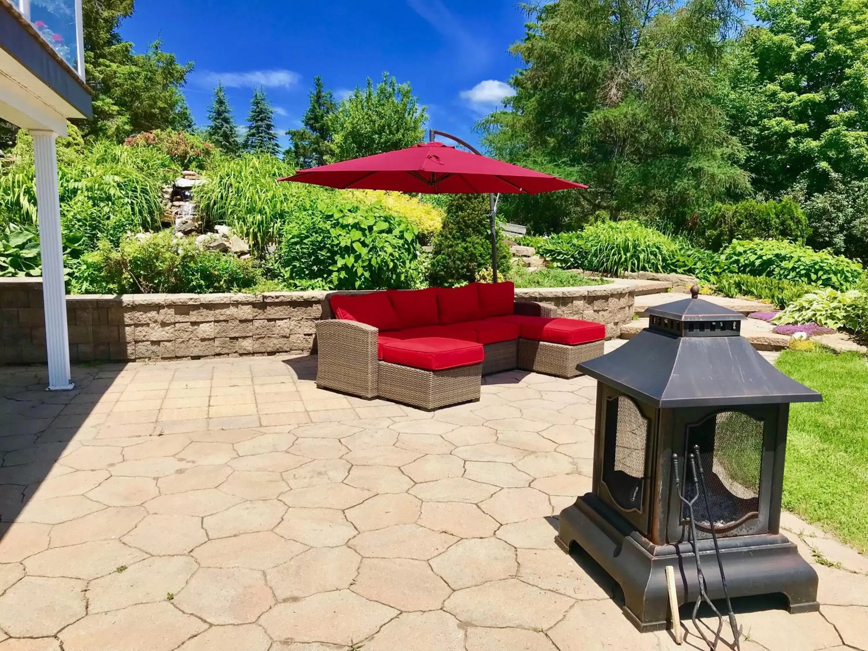 Patio, BBQ Facilities in Auberge Tom B&B