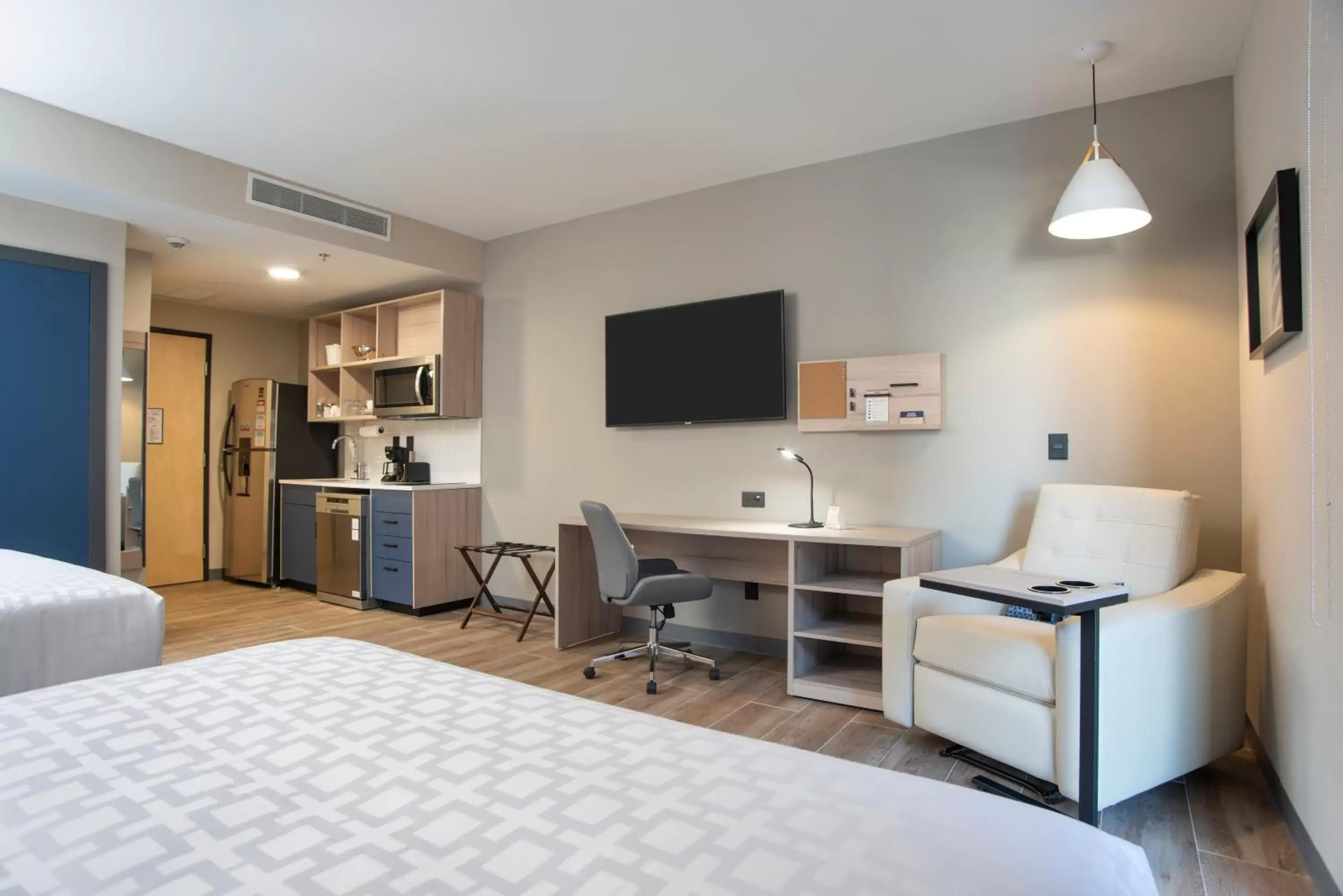 Photo of the whole room, TV/Entertainment Center in Candlewood Suites - Guadalajara Galerias, an IHG Hotel