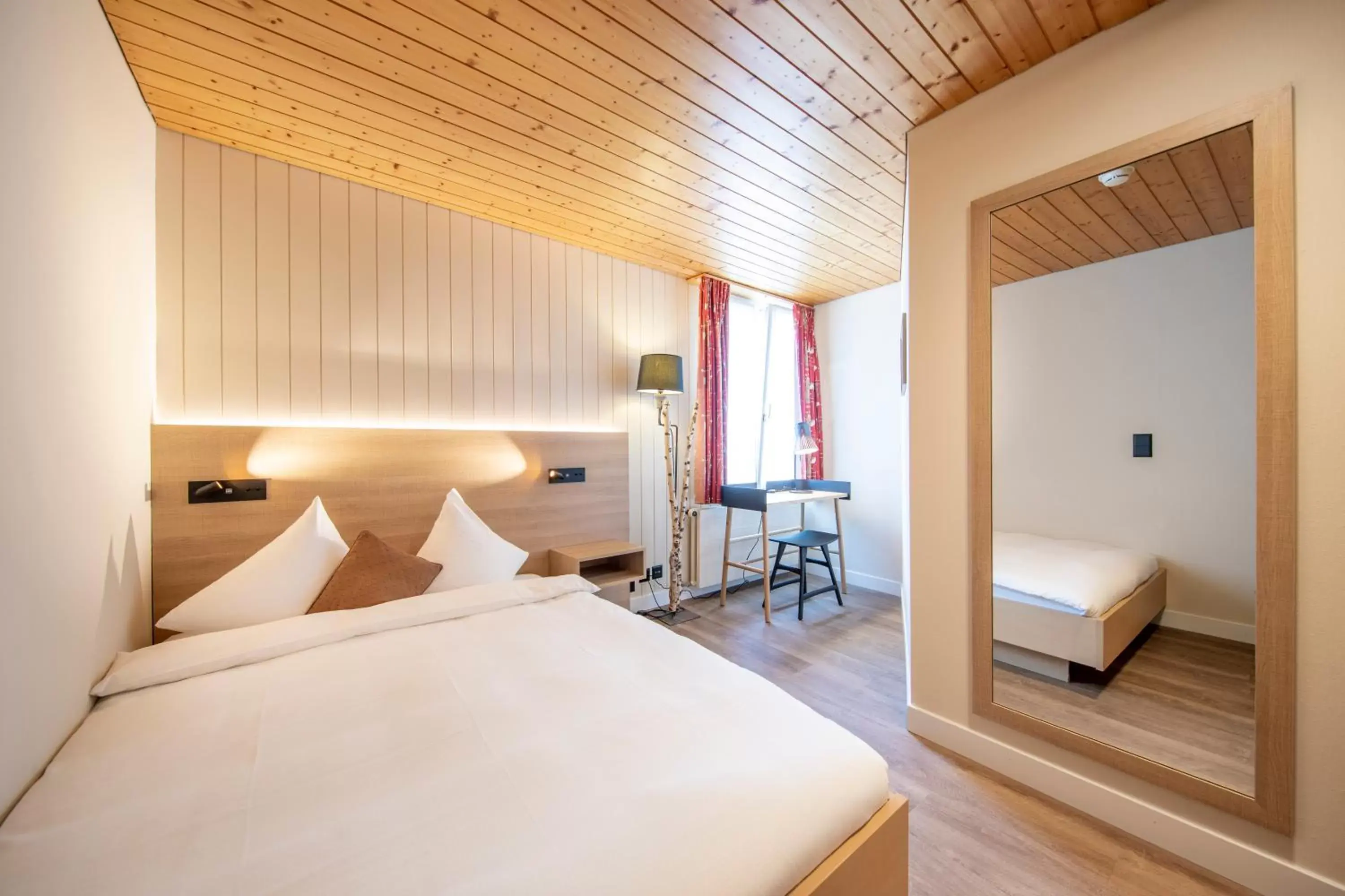 Bedroom, Bed in Hotel Kreuz&Post**** Grindelwald