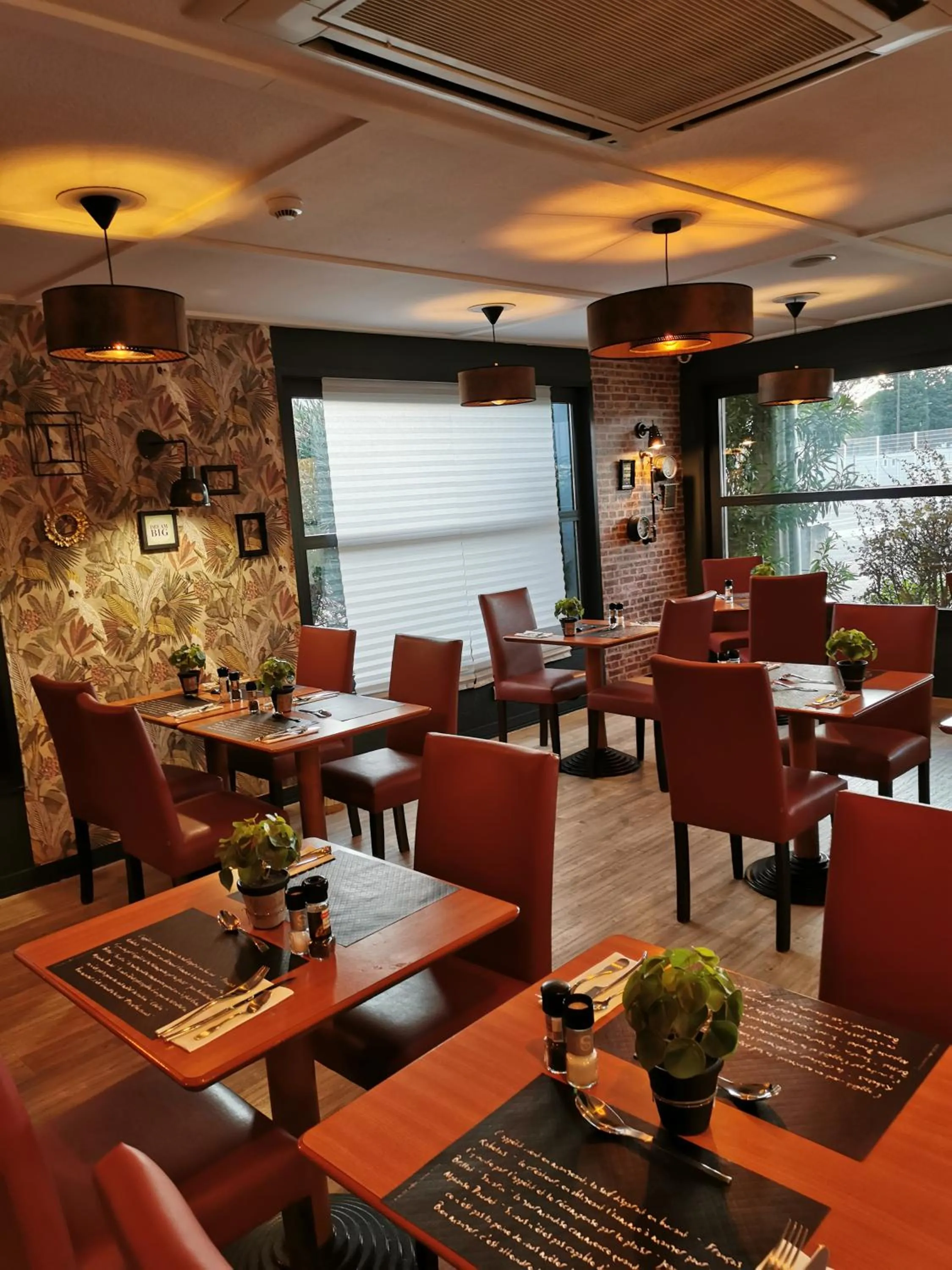 Restaurant/places to eat in Hôtel Kyriad Cap Sud