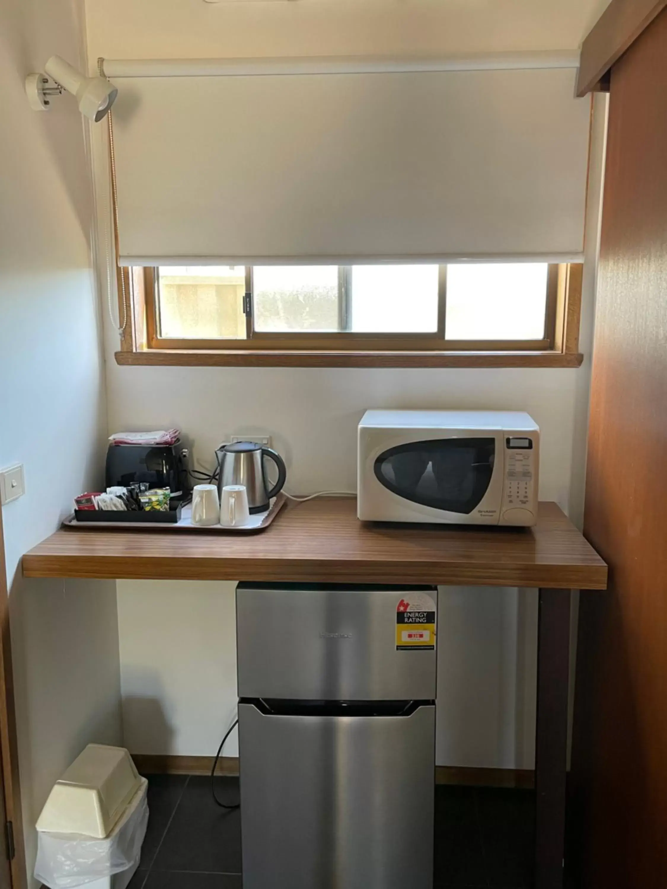 Kitchen/Kitchenette in Tudor House Motel