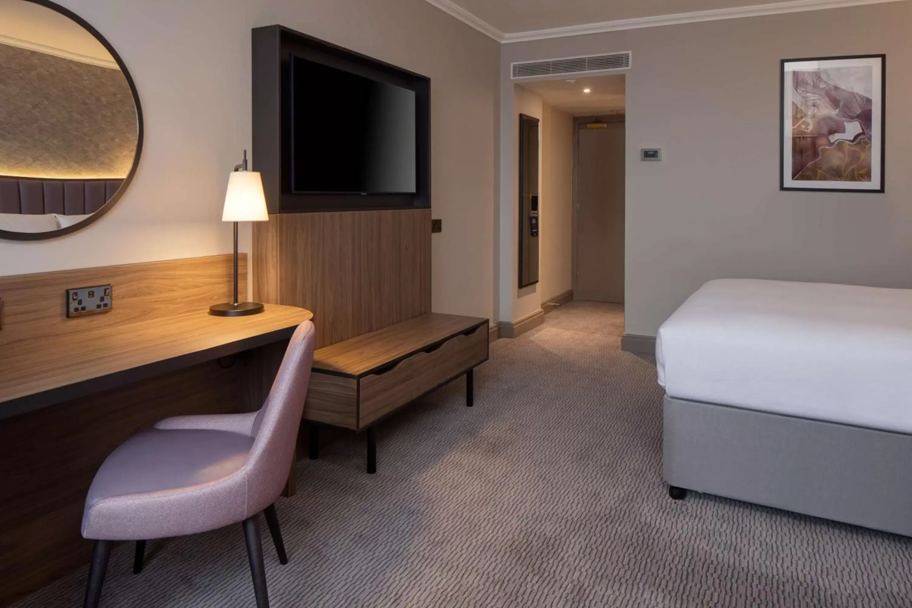 Bedroom, TV/Entertainment Center in DoubleTree by Hilton Dartford Bridge