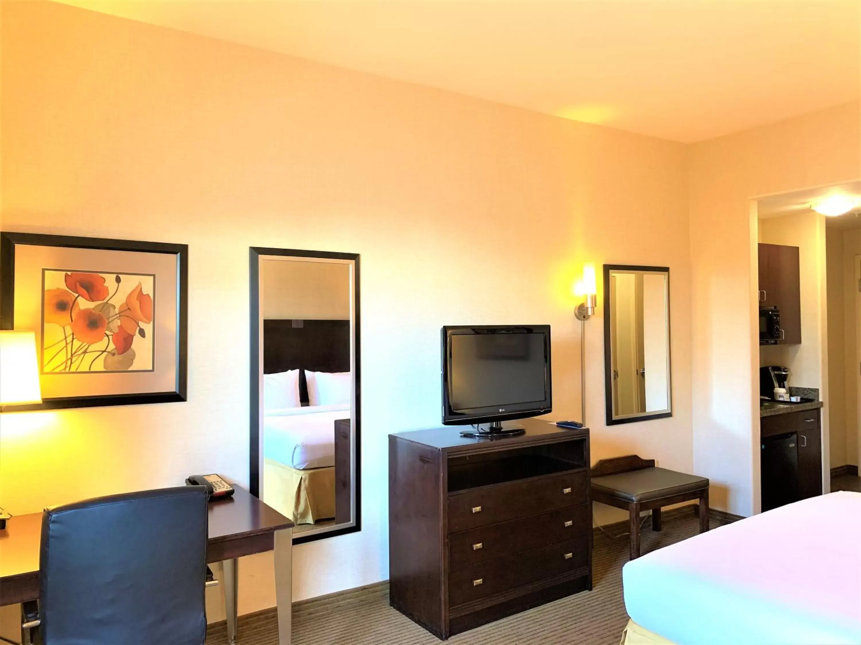 Communal lounge/ TV room in Holiday Inn Express Fresno Northwest - Herndon, an IHG Hotel