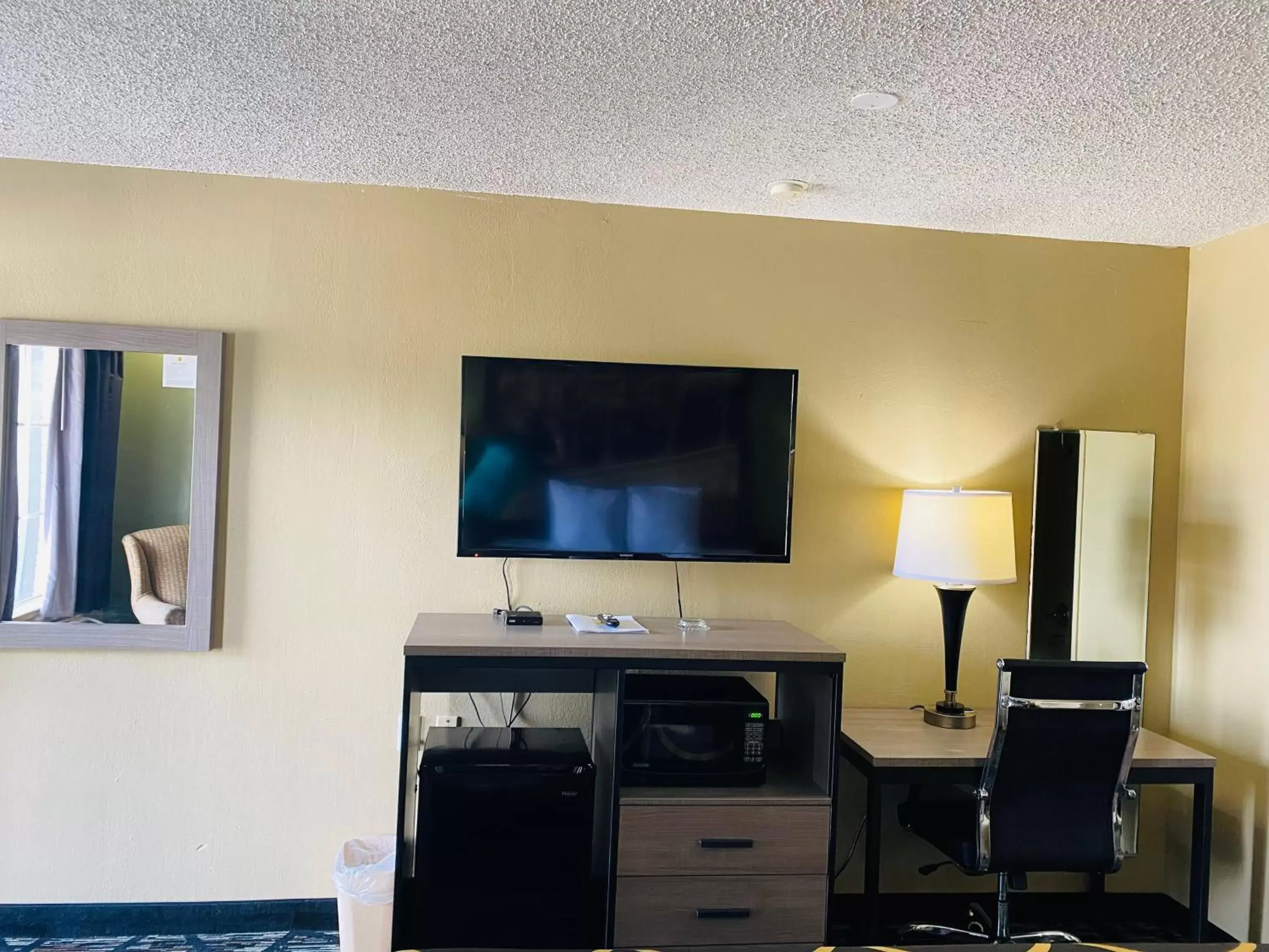 TV/Entertainment Center in Super 8 by Wyndham New Iberia