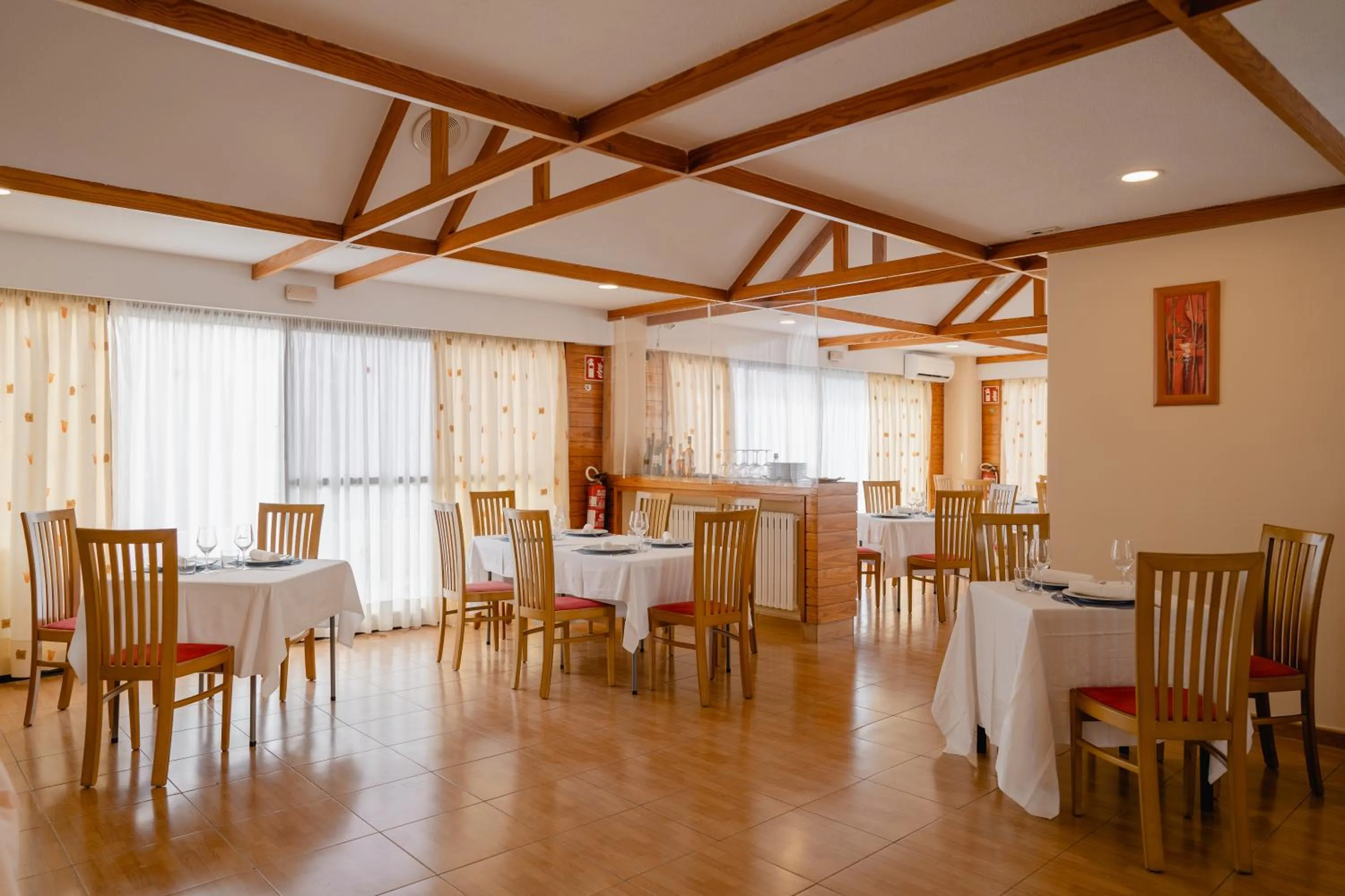 Restaurant/places to eat in Luxmar Apartaments