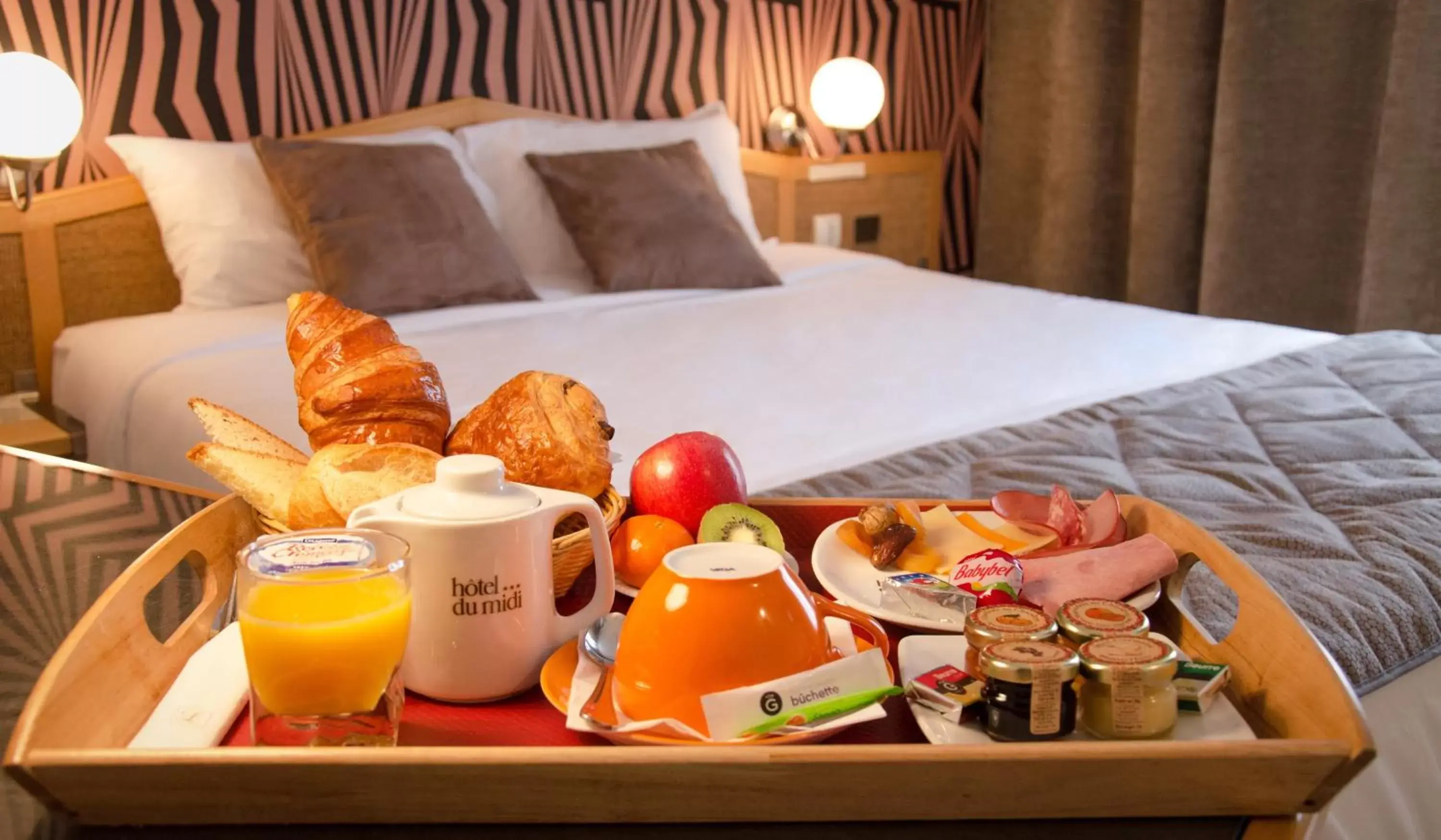 Breakfast, Bed in Logis Hôtel du Midi - Saint Etienne Sud