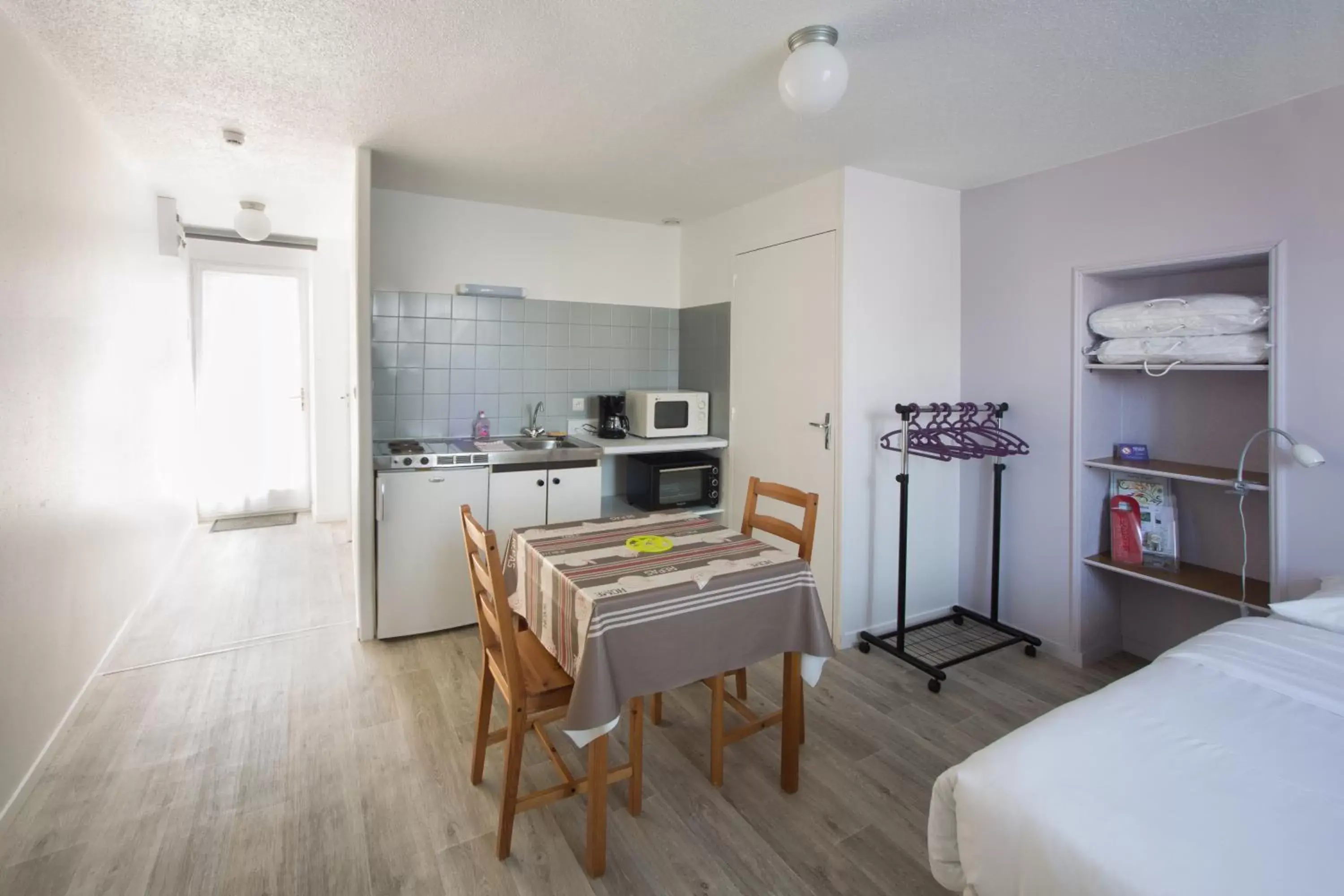 Photo of the whole room, Kitchen/Kitchenette in Hôtel Le Verger