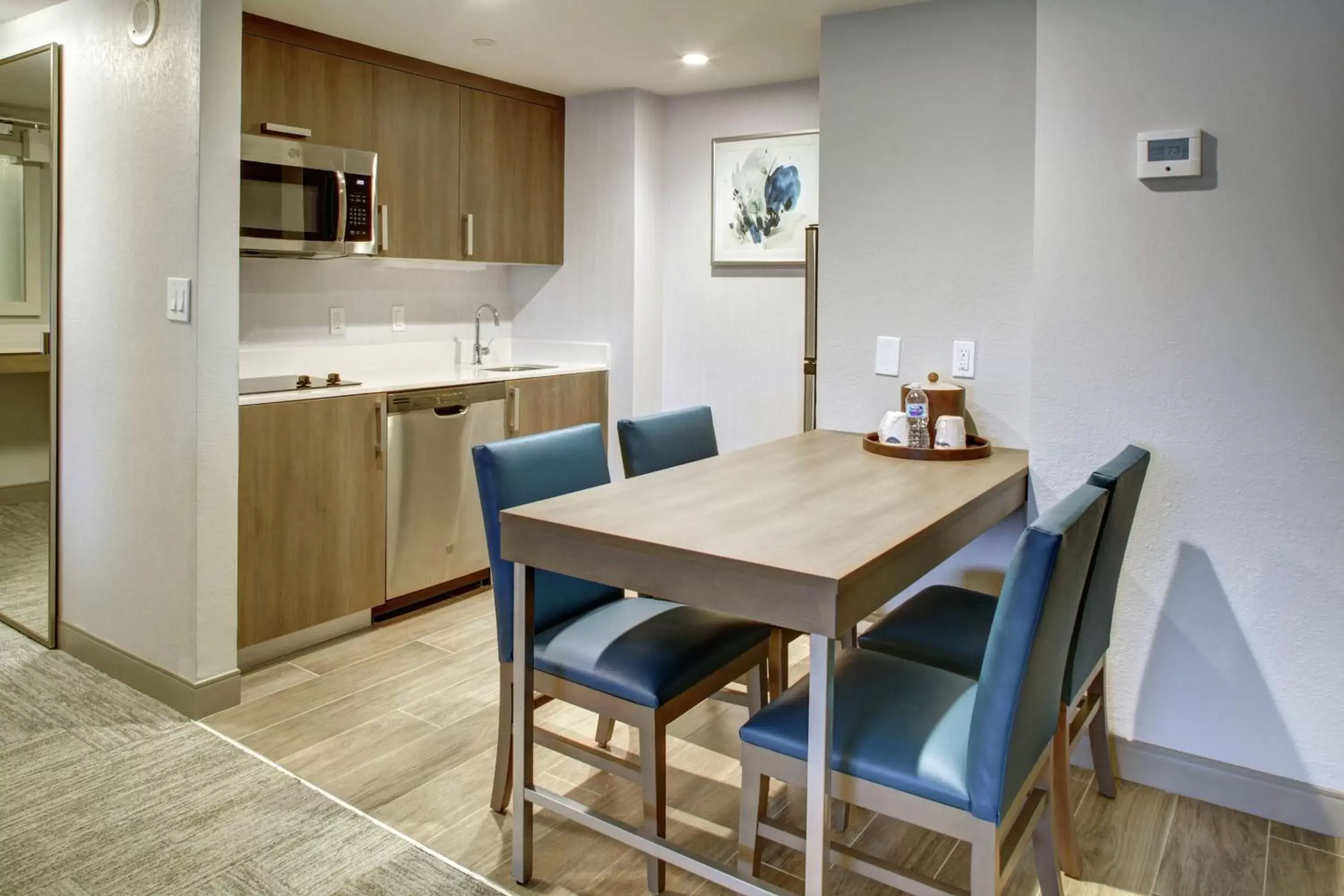 Kitchen or kitchenette, Dining Area in Hampton Inn & Suites Miami Airport South/Blue Lagoon