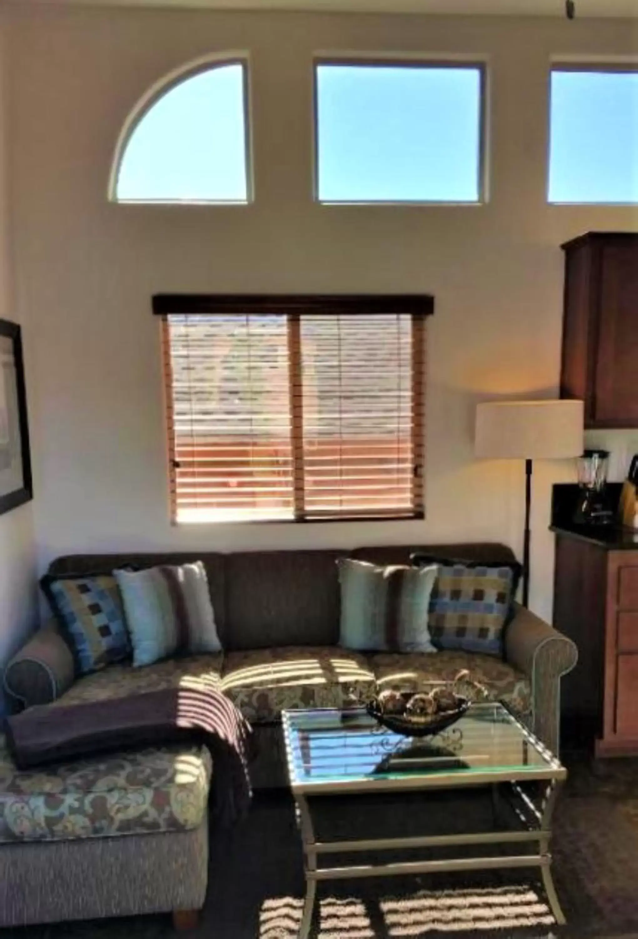 Living room, Seating Area in Sedona Pines Resort