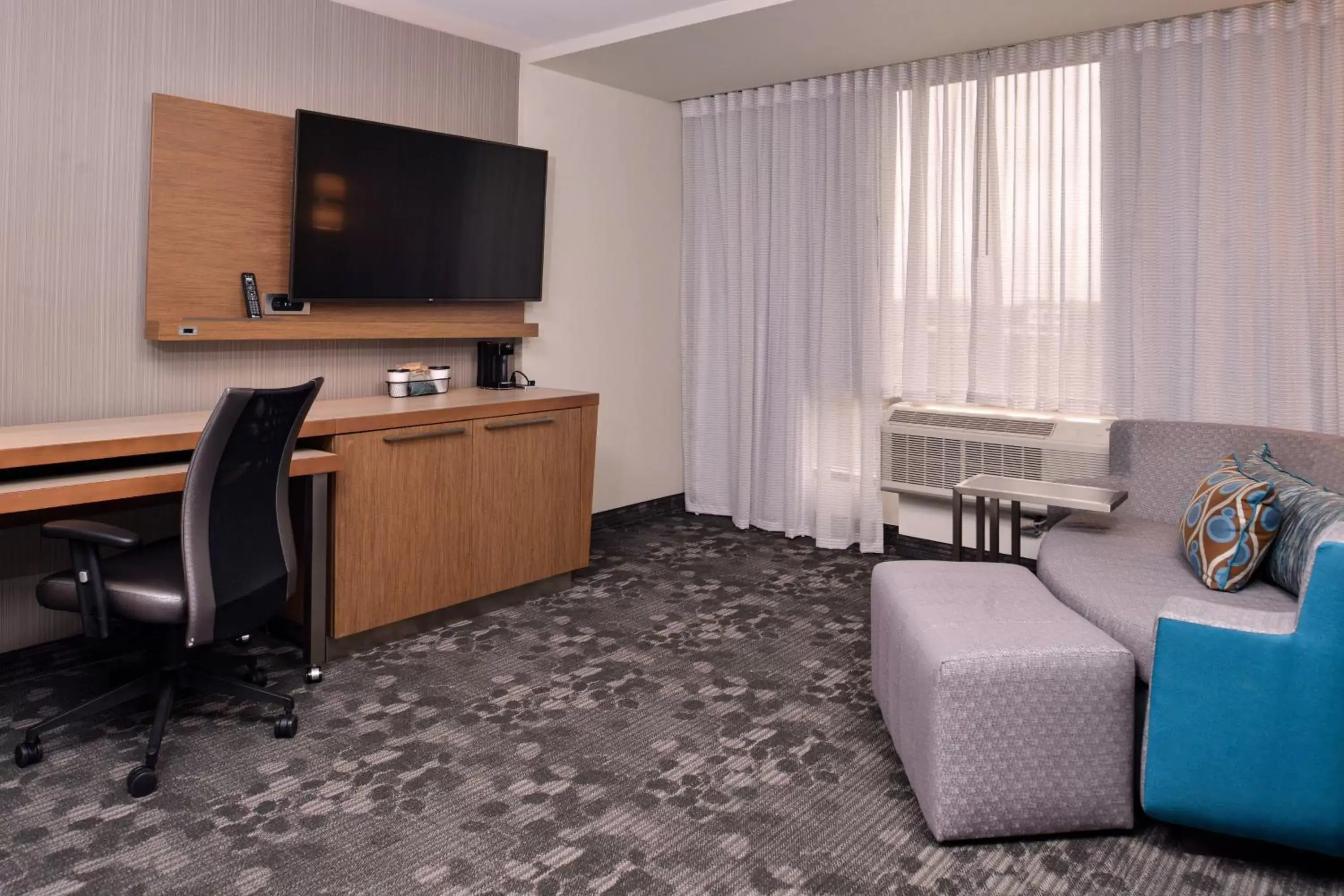 Photo of the whole room, TV/Entertainment Center in Courtyard by Marriott Edina Bloomington