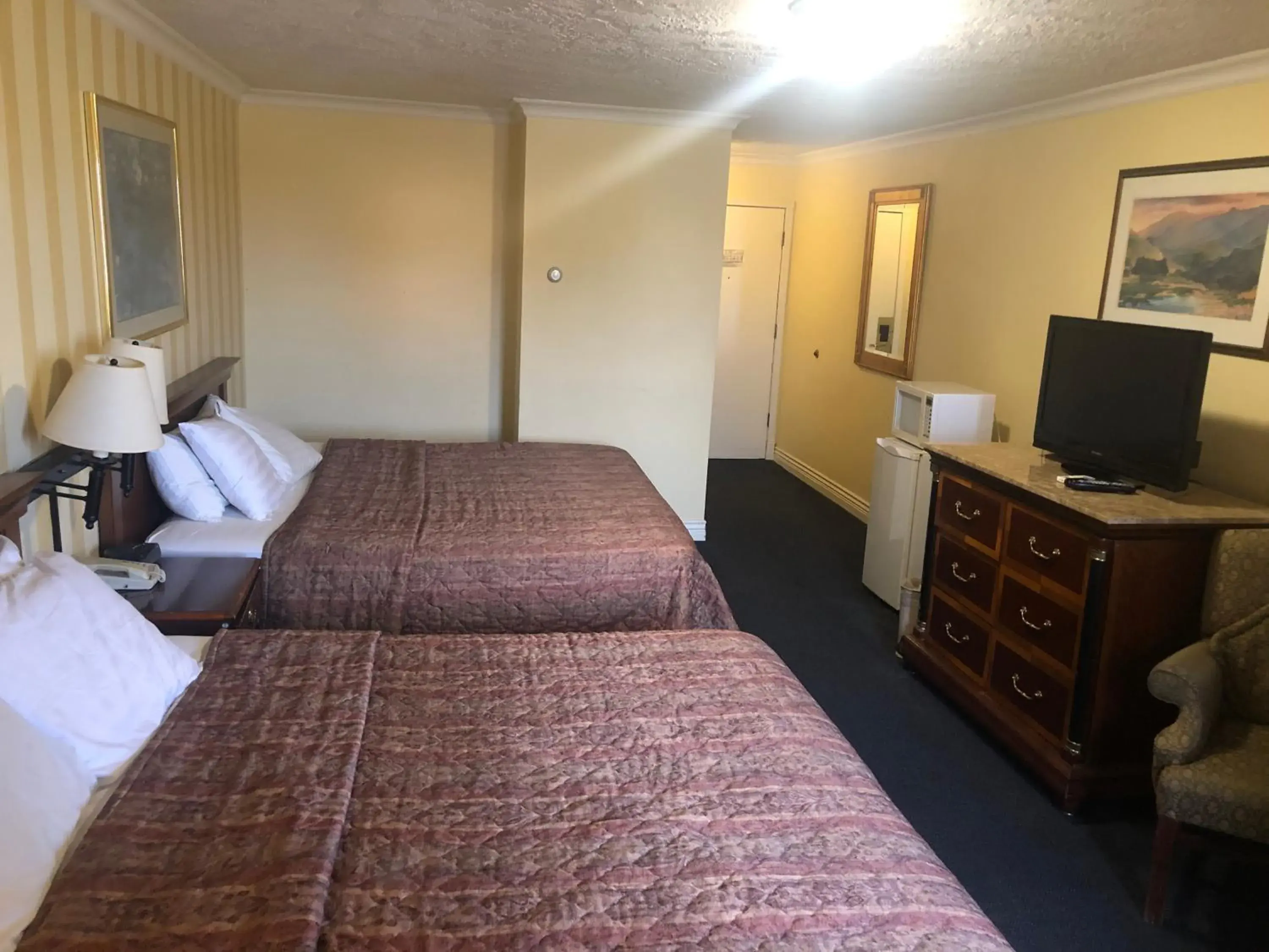 Bedroom, Bed in Island Travel Inn