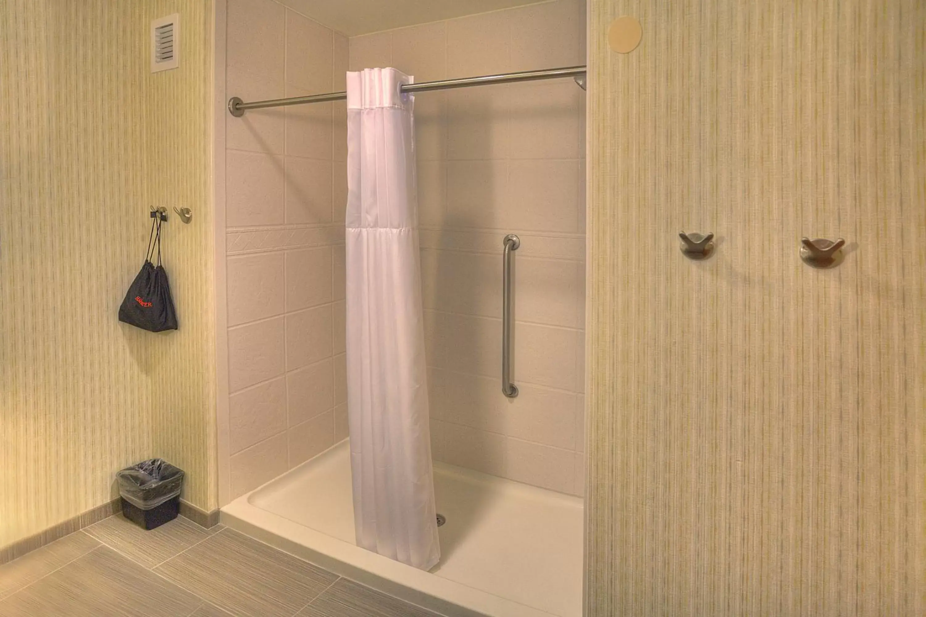 Shower, Bathroom in The Hotel Warner