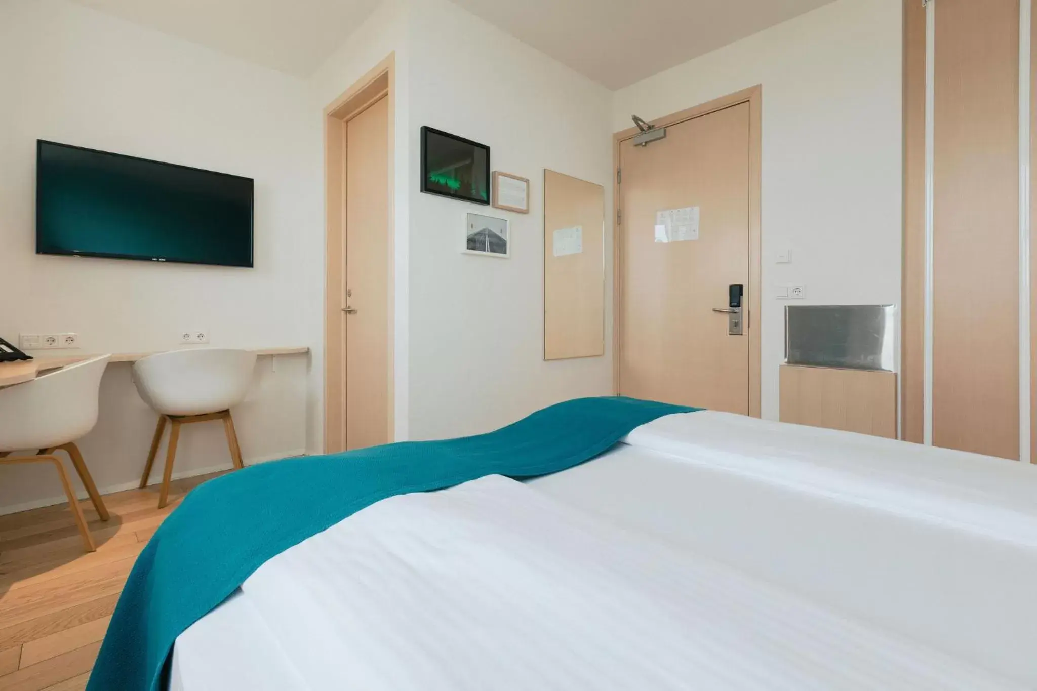 TV and multimedia, Bed in Reykjavik Lights Hotel by Keahotels