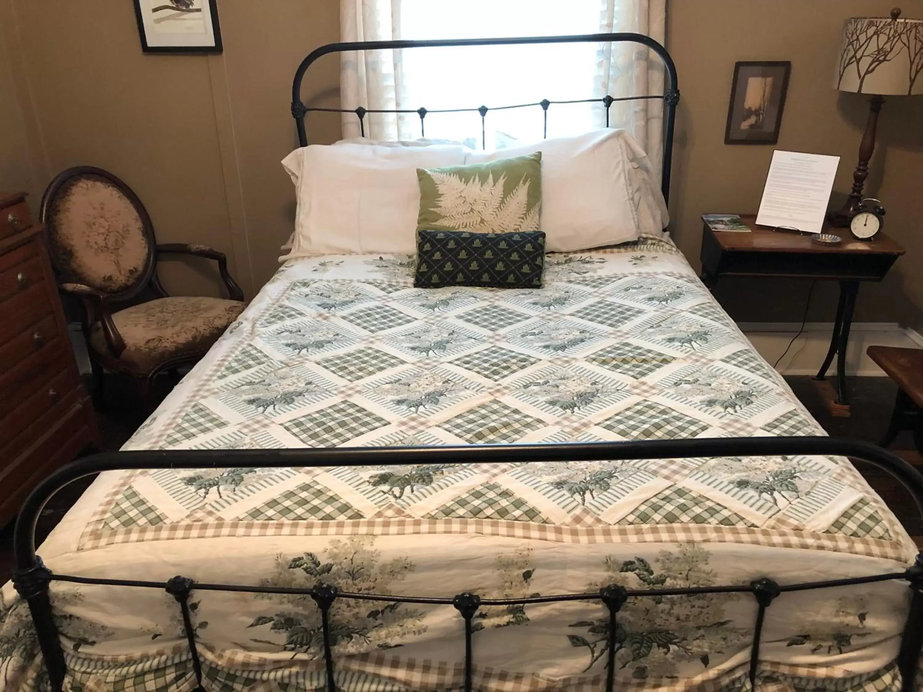 Bed in Magnolia House & Gardens B&B