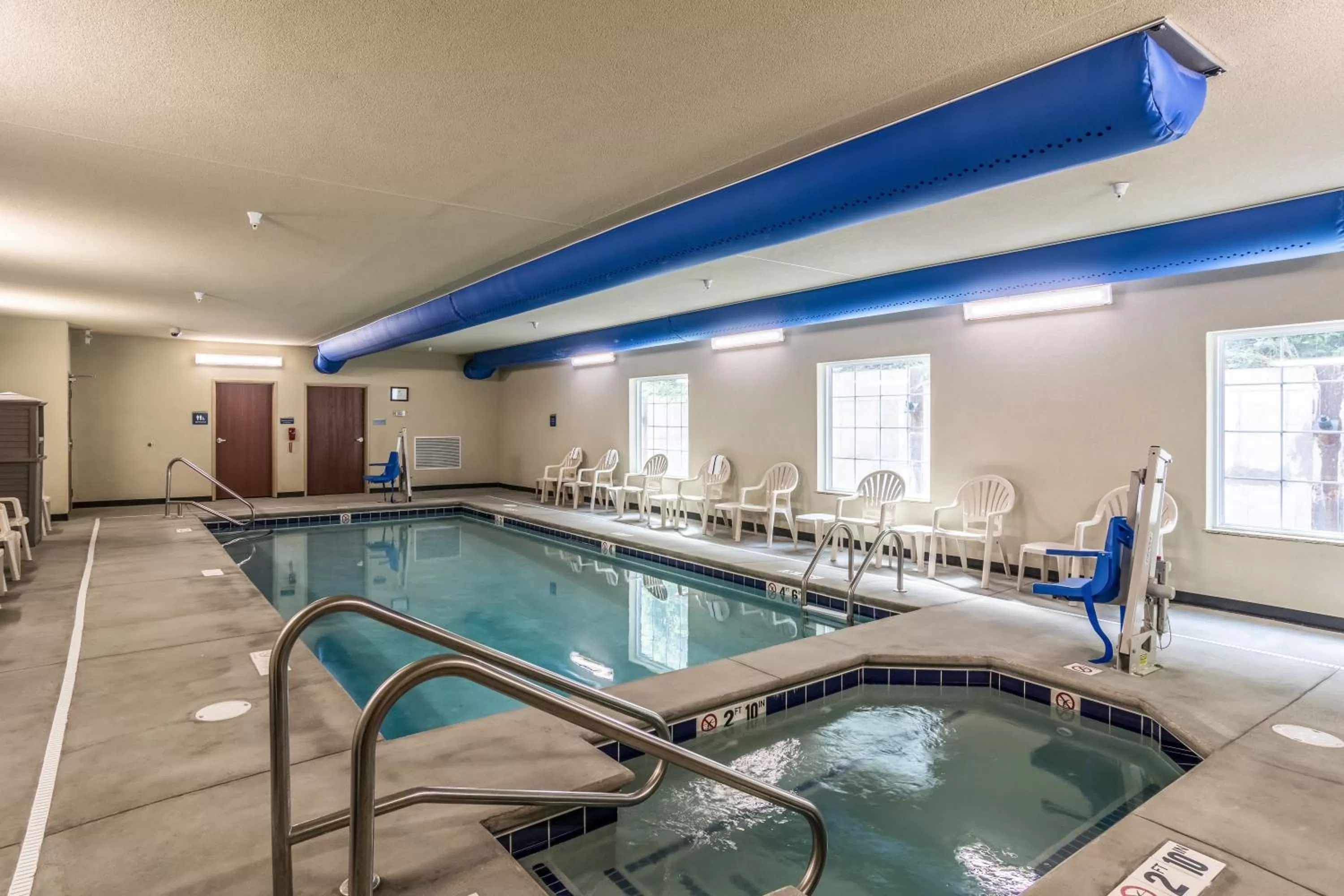 Swimming pool in Cobblestone Hotel & Suites - Erie