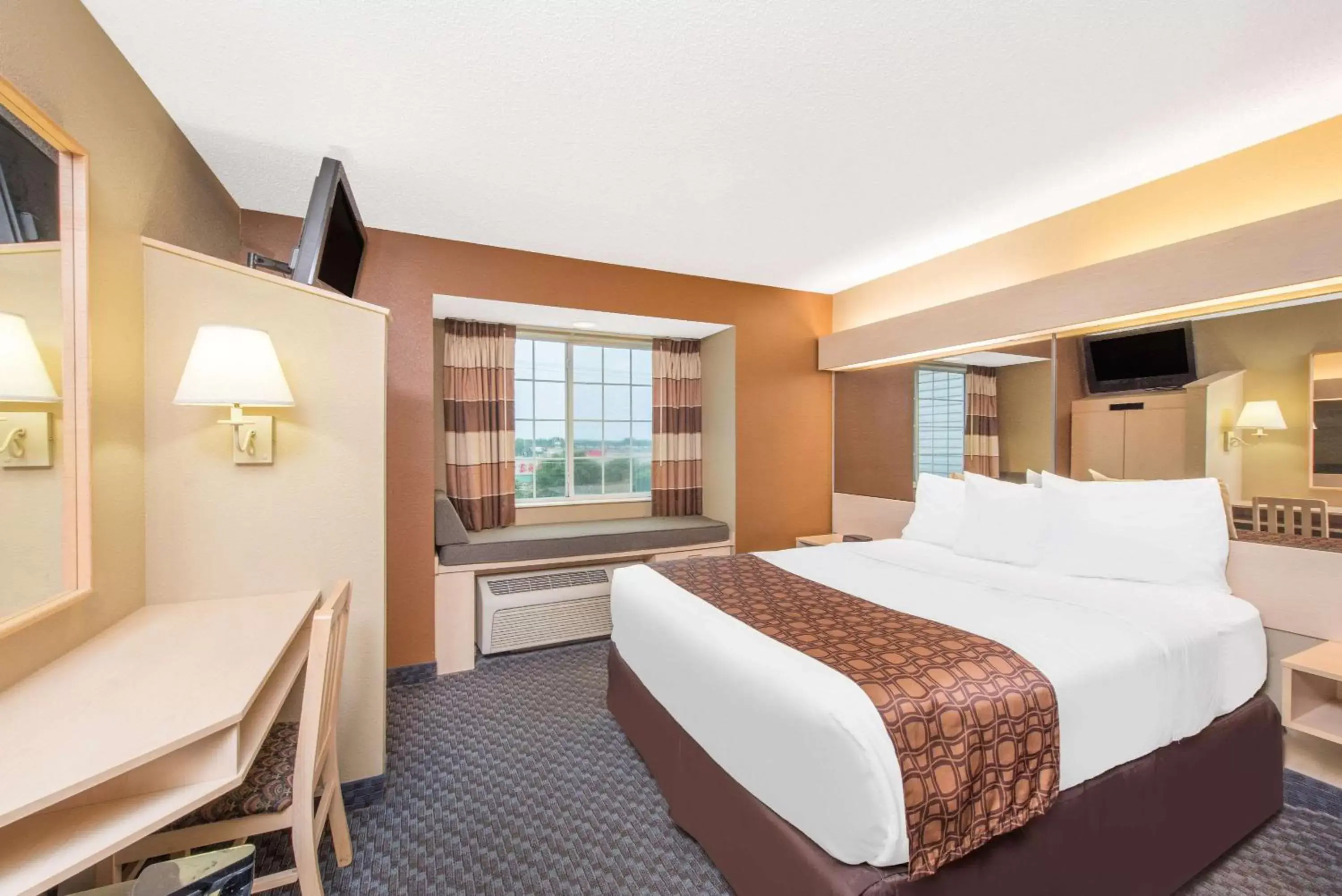 Photo of the whole room, Bed in Microtel Inn and Suites Independence