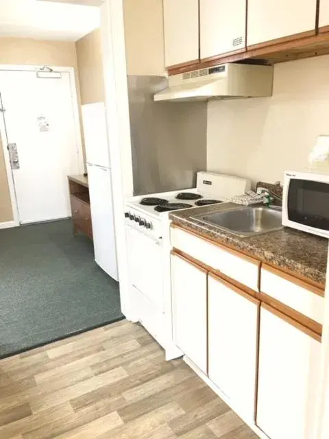 Kitchen/Kitchenette in Polynesian Oceanfront Hotel