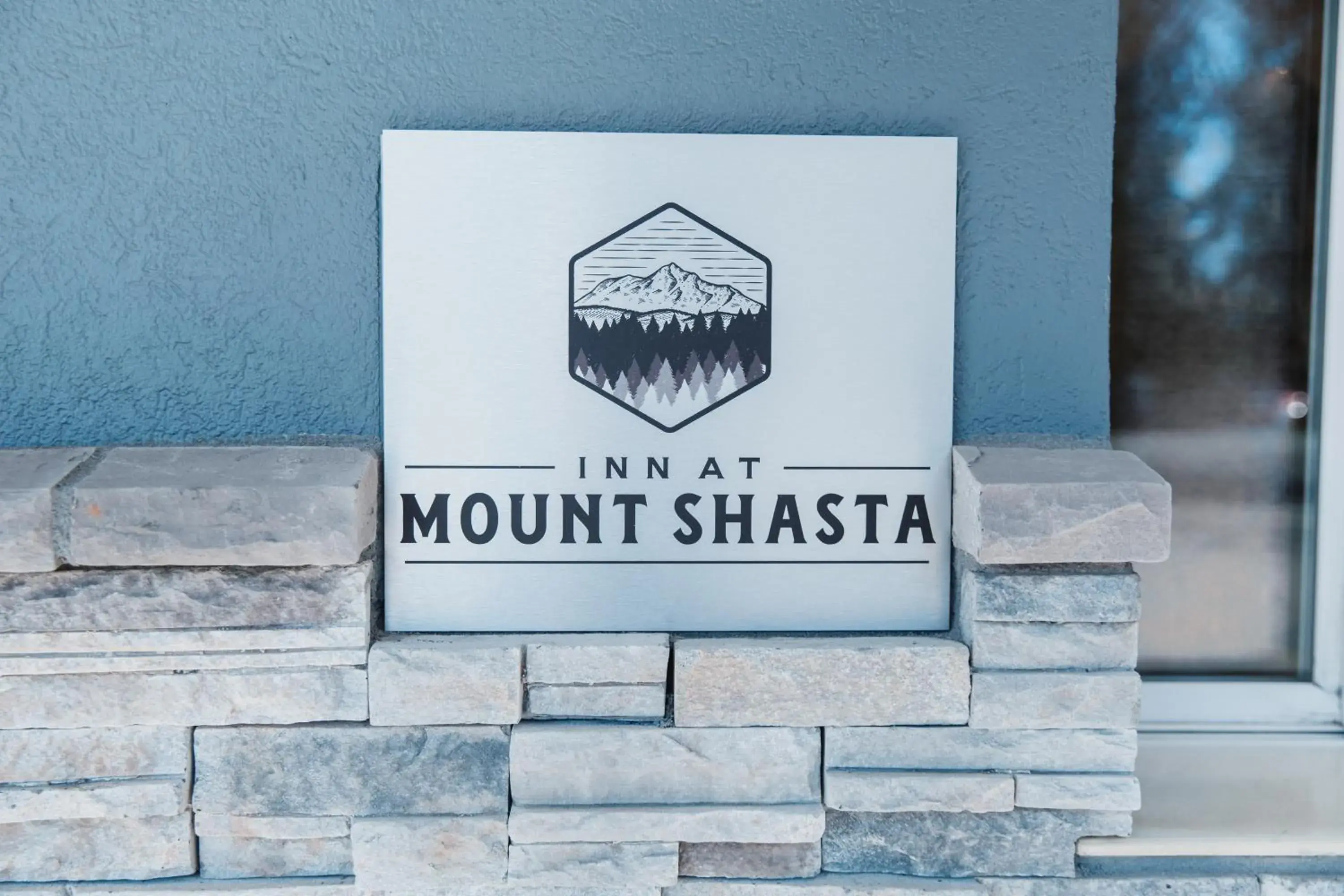 Facade/entrance, Property Logo/Sign in Inn At Mount Shasta