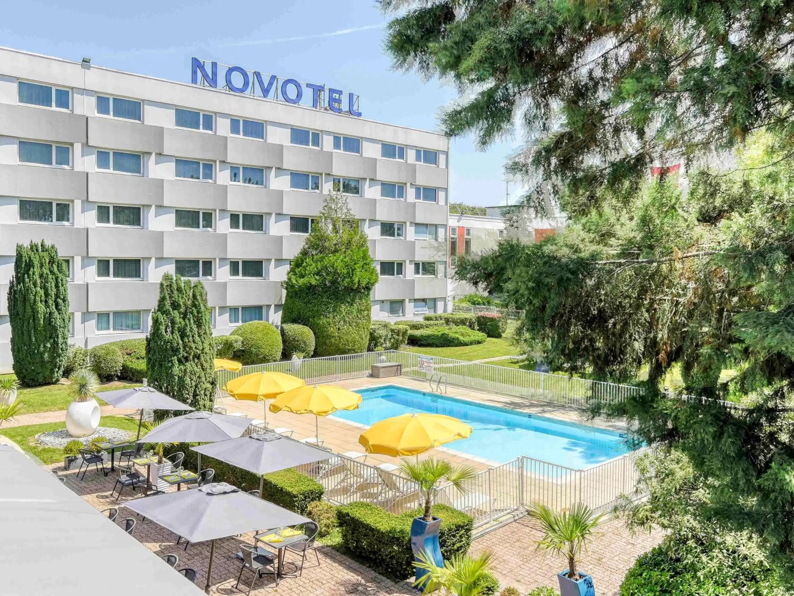 Property building, Swimming Pool in Novotel Paris Nord Expo Aulnay