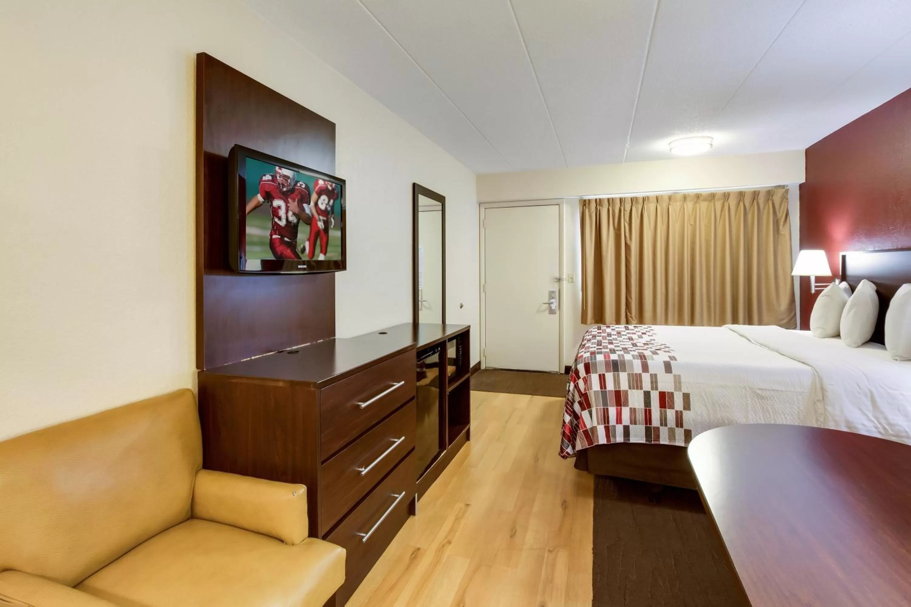 Photo of the whole room, Bed in Red Roof Inn Kalamazoo East – Expo Center